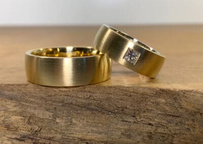 Ein Paar Trauringe aus 750er Gelbgold Damenring mit Diamant
