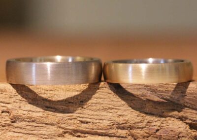 Schlichte Eheringe Steckloetringe laengsmatt aus 585er Rosegold und Graugold Schmuckgarten