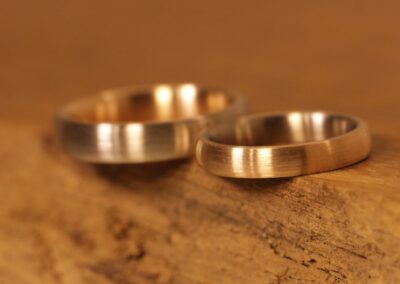 Trauringe hergestellt im Schmuckgarten Damenring außen Rosegold innen Graugold Herrenring außen Graugold innen Rosegold