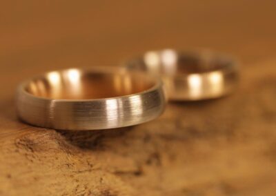 Trauringe hergestellt im Schmuckgarten Damenring außen Rosegold innen Graugold Herrenring außen Graugold innen Rosegold
