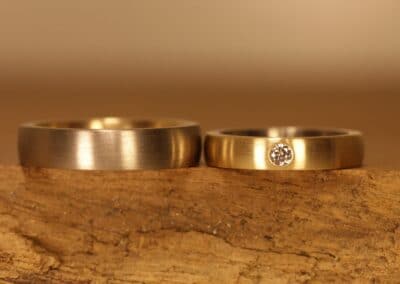 Schlichte schmale Trauringe Steckloetringe aus 585er Rosegold und Graugold Damenring mittig Brillanten Aachen