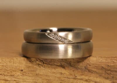Ovale mattierte Eheringe aus 585er Weissgold Damenring mit Brillanten