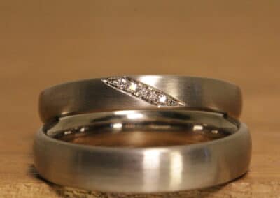 Ovale mattierte Eheringe aus 585er Weissgold Damenring mit Brillanten