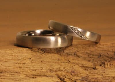 Ovale mattierte Eheringe aus 585er Weissgold Damenring mit Brillanten