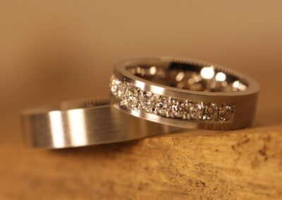 Besondere Trauringe in 950er Platin Trauringe Damenring mit grossen weissen Brillanten verziert aus Aachen