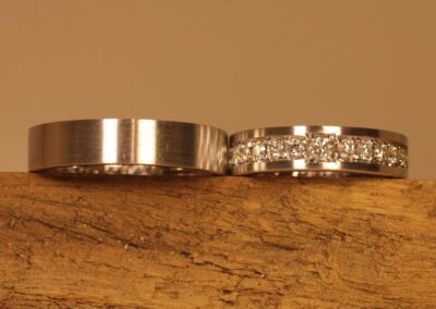 Besondere Trauringe in 950er Platin Trauringe Damenring mit grossen weissen Brillanten verziert aus Aachen