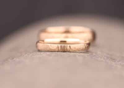 ehe ringe aus rose gold mit hammerschlag angefertigt im schmuckgarten