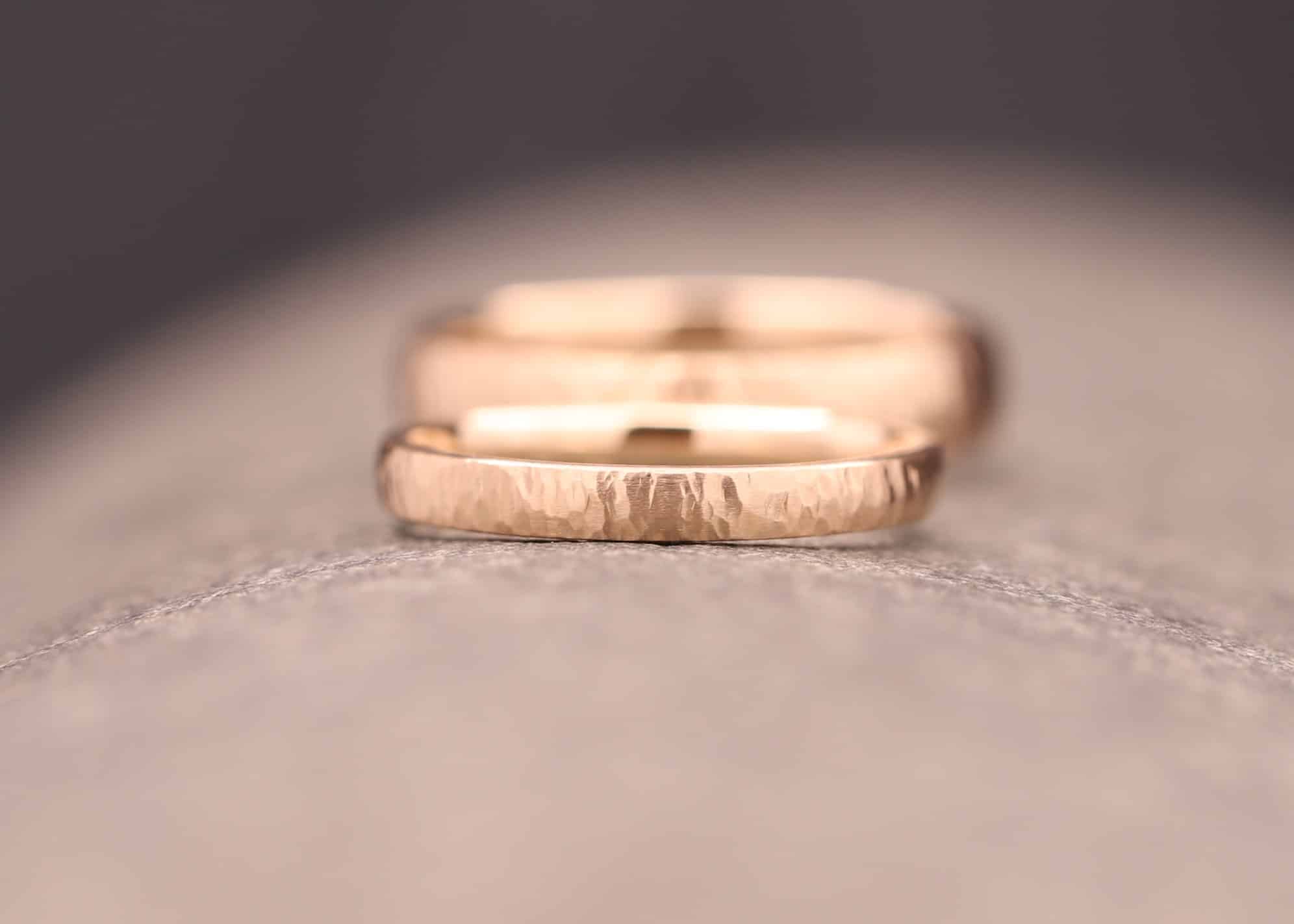 ehe ringe aus rose gold mit hammerschlag angefertigt im schmuckgarten