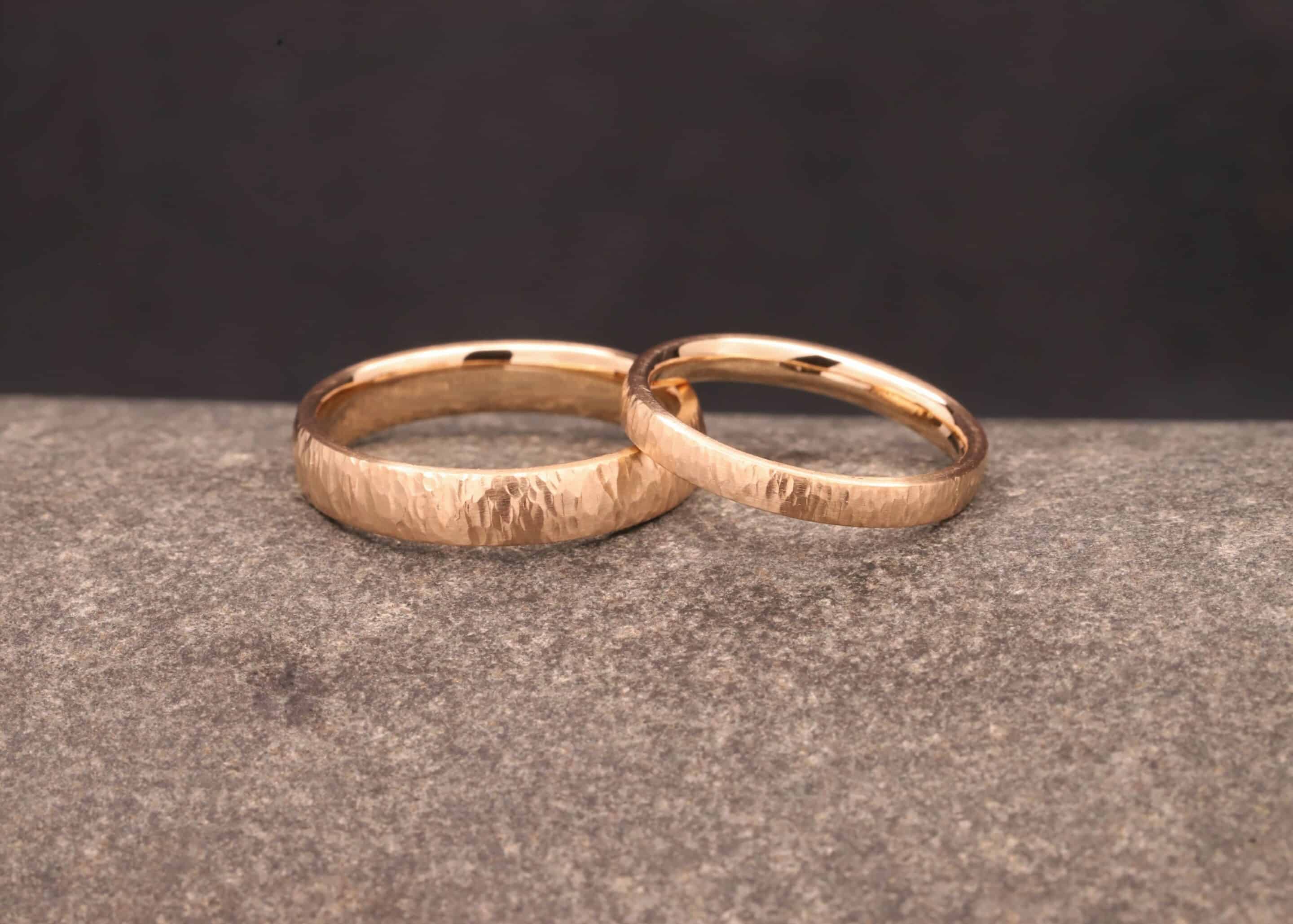 ehe ringe aus rose gold mit hammerschlag angefertigt im schmuckgarten