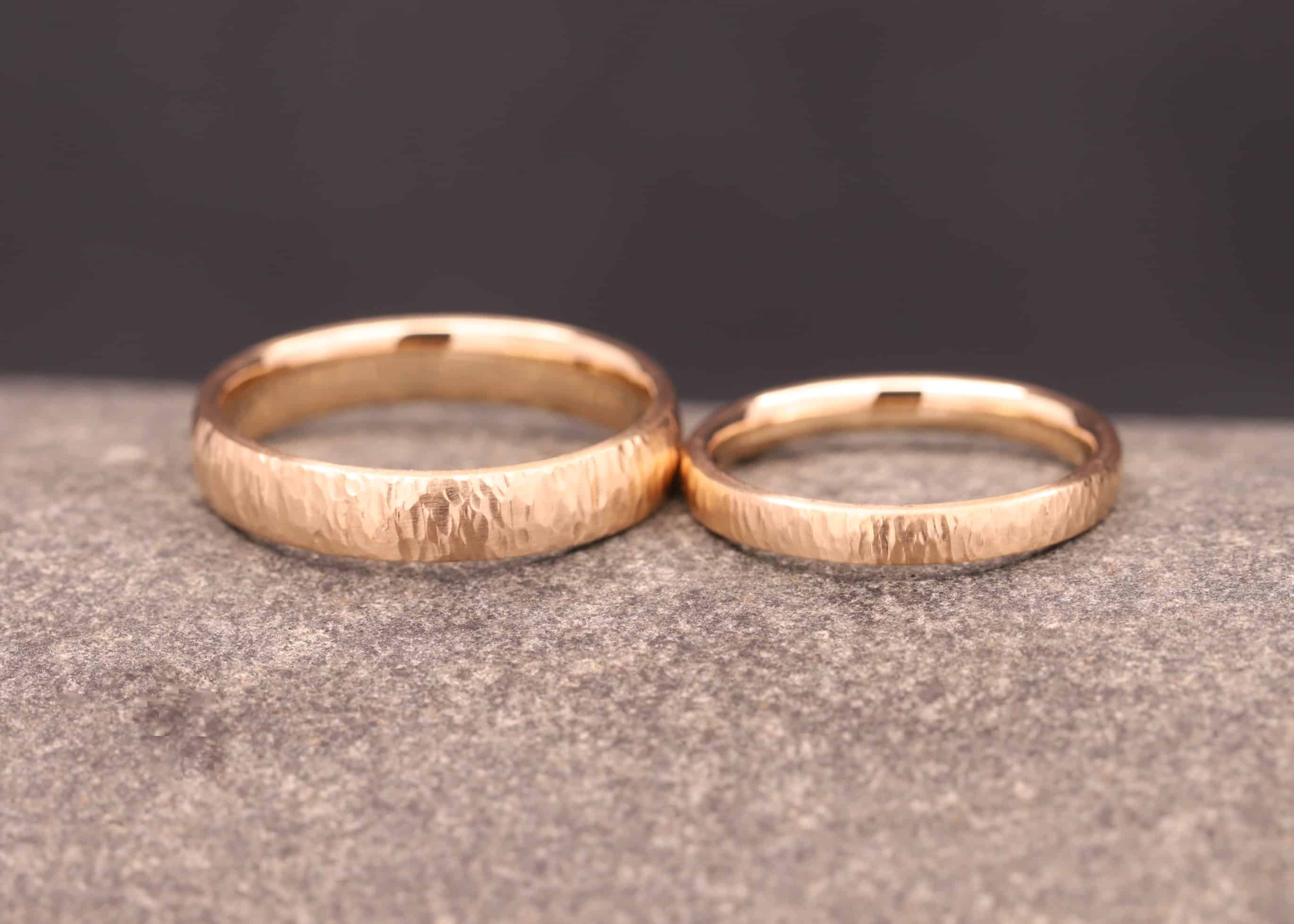 ehe ringe aus rose gold mit hammerschlag angefertigt im schmuckgarten