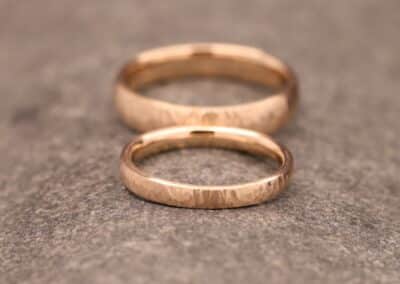 ehe ringe aus rose gold mit hammerschlag angefertigt im schmuckgarten