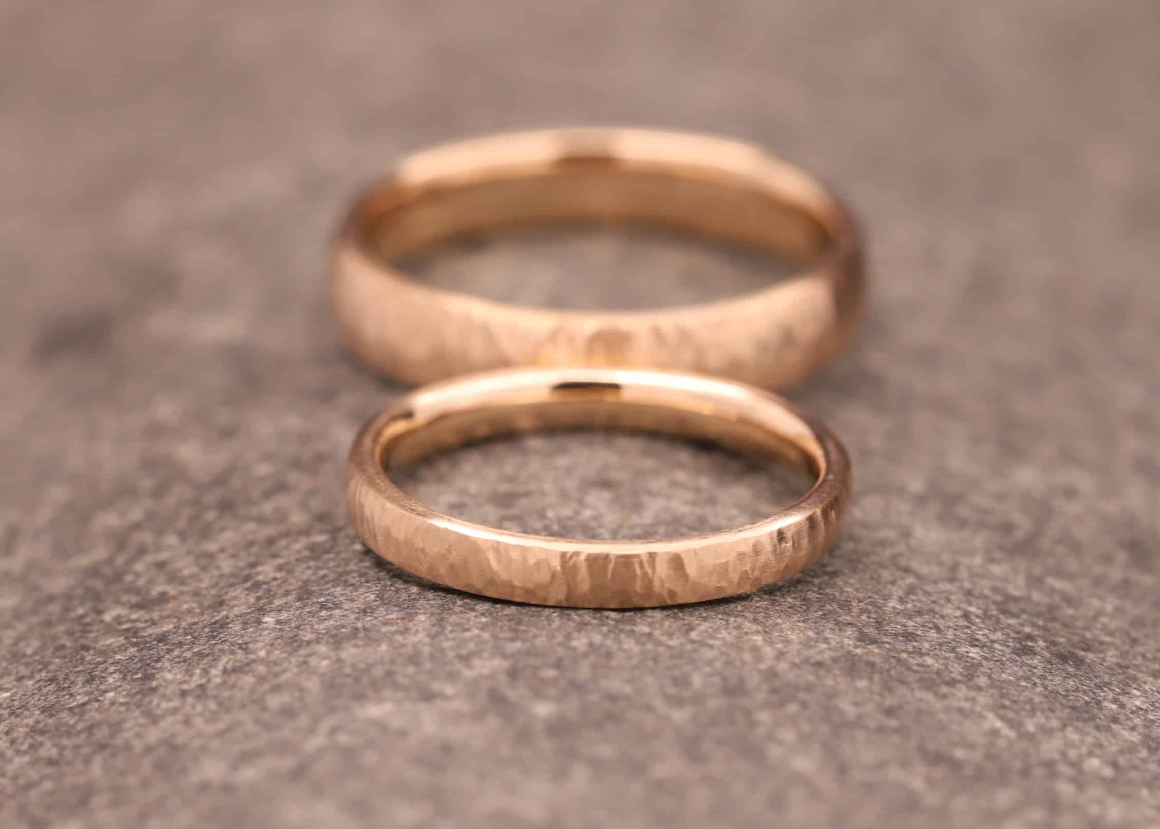 ehe ringe aus rose gold mit hammerschlag angefertigt im schmuckgarten