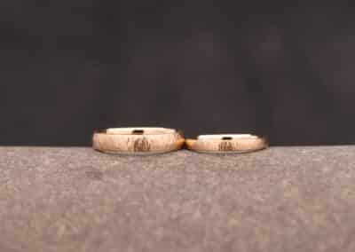 ehe ringe aus rose gold mit hammerschlag angefertigt im schmuckgarten