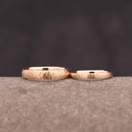 ehe ringe aus rose gold mit hammerschlag angefertigt im schmuckgarten