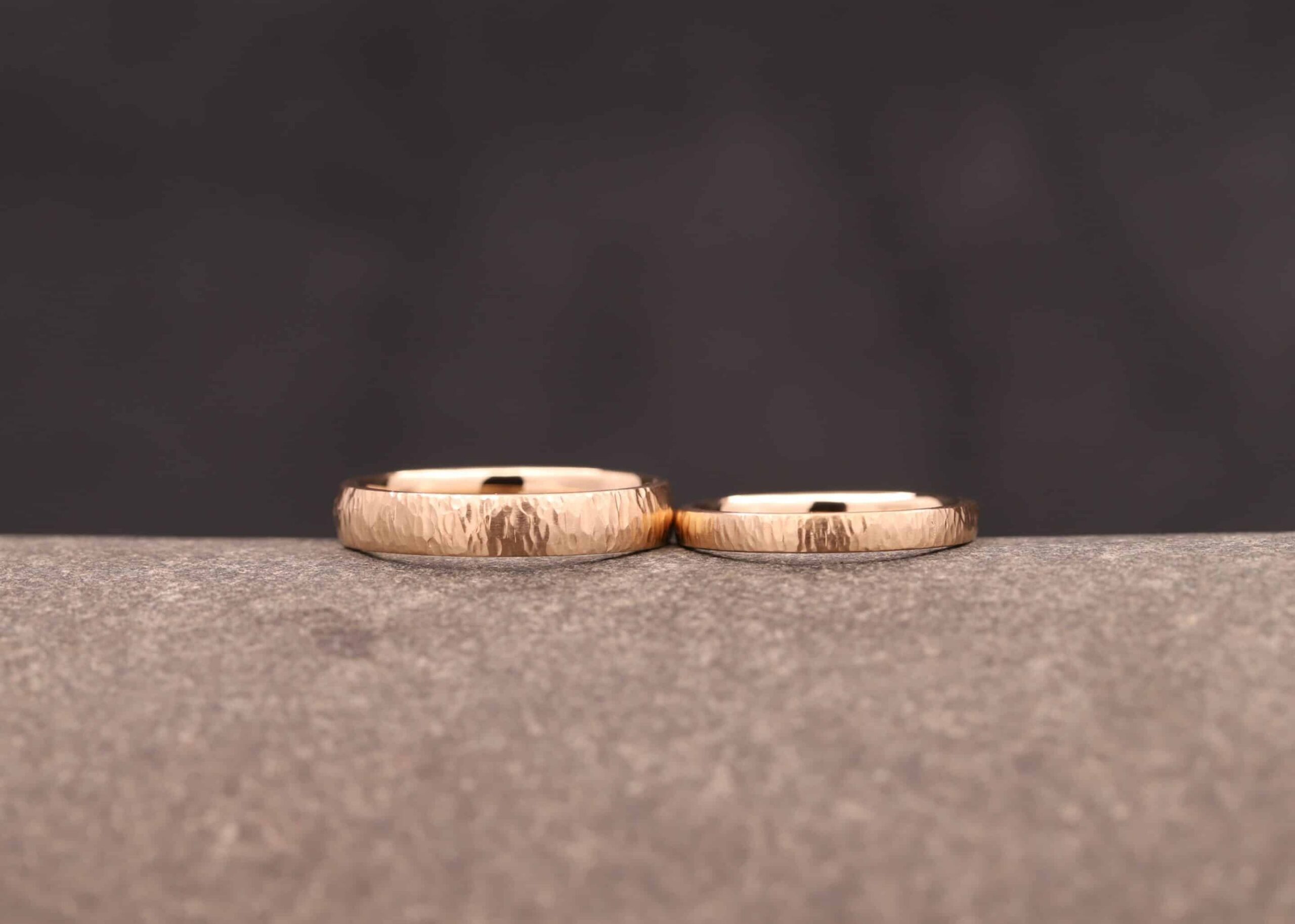 ehe ringe aus rose gold mit hammerschlag angefertigt im schmuckgarten
