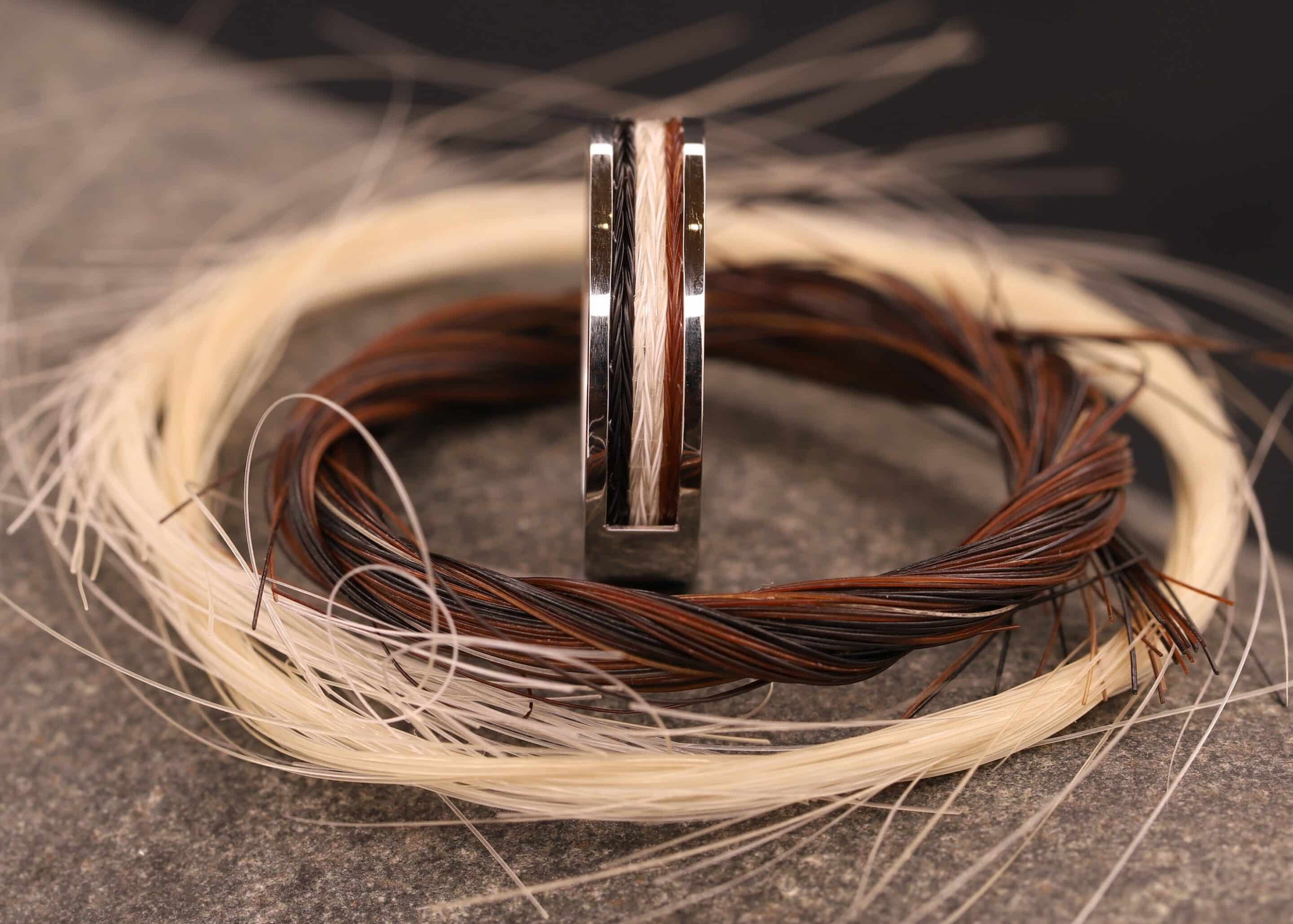 polierter ring aus weiß gold mit pferde haar aus aachen