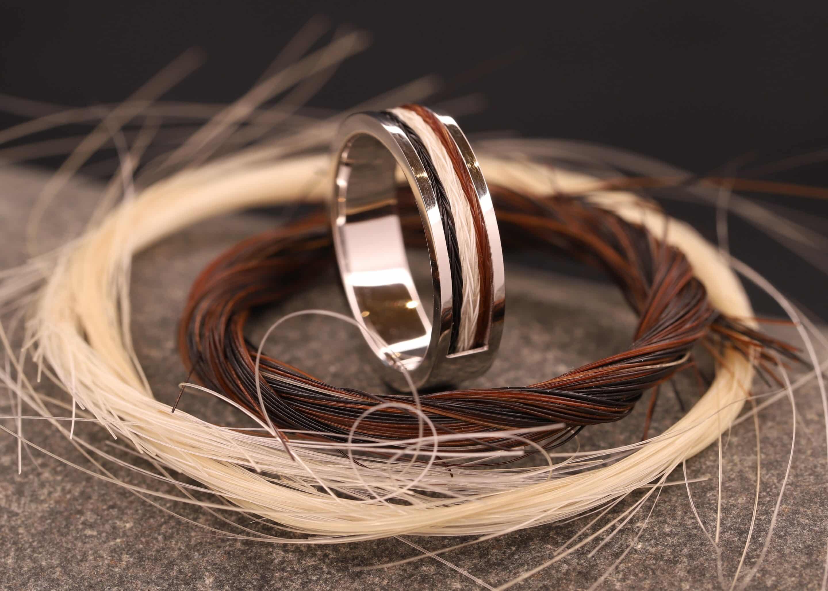 polierter ring aus weiß gold mit pferde haar aus aachen