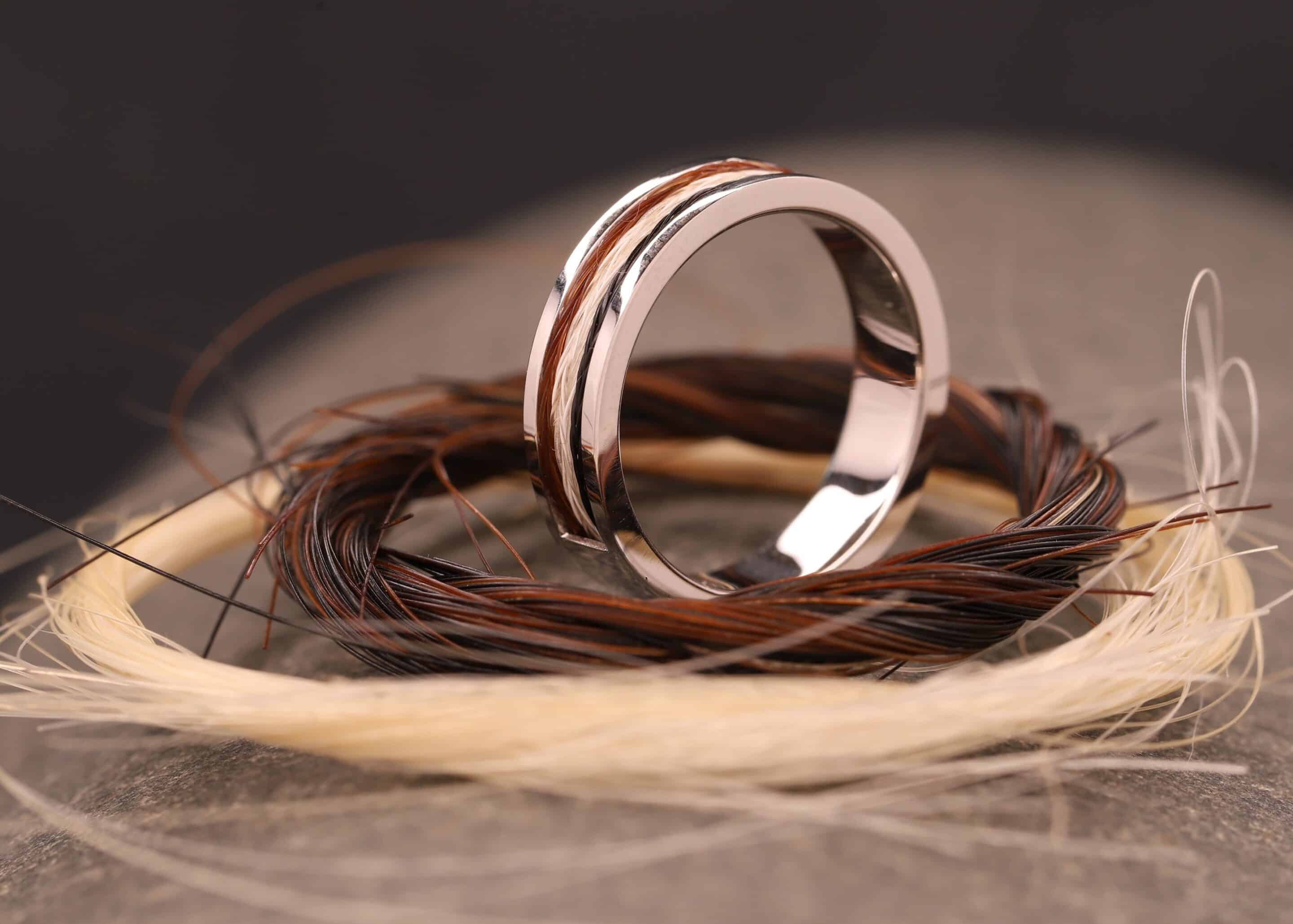 polierter ring aus weiß gold mit pferde haar aus aachen