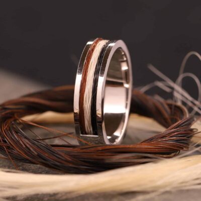 polierter ring aus weiß gold mit pferde haar aus aachen