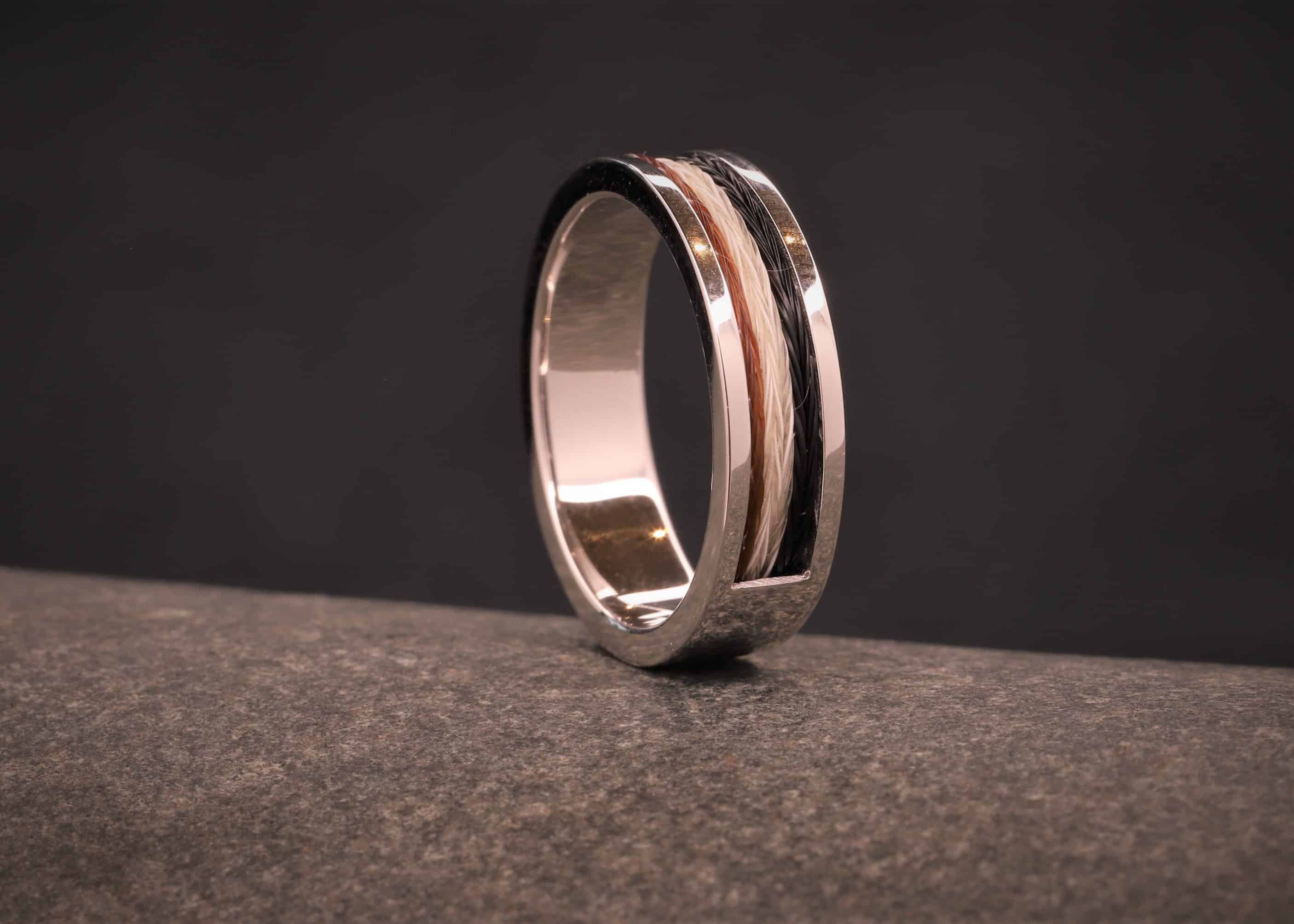 polierter ring aus weiß gold mit pferde haar aus aachen