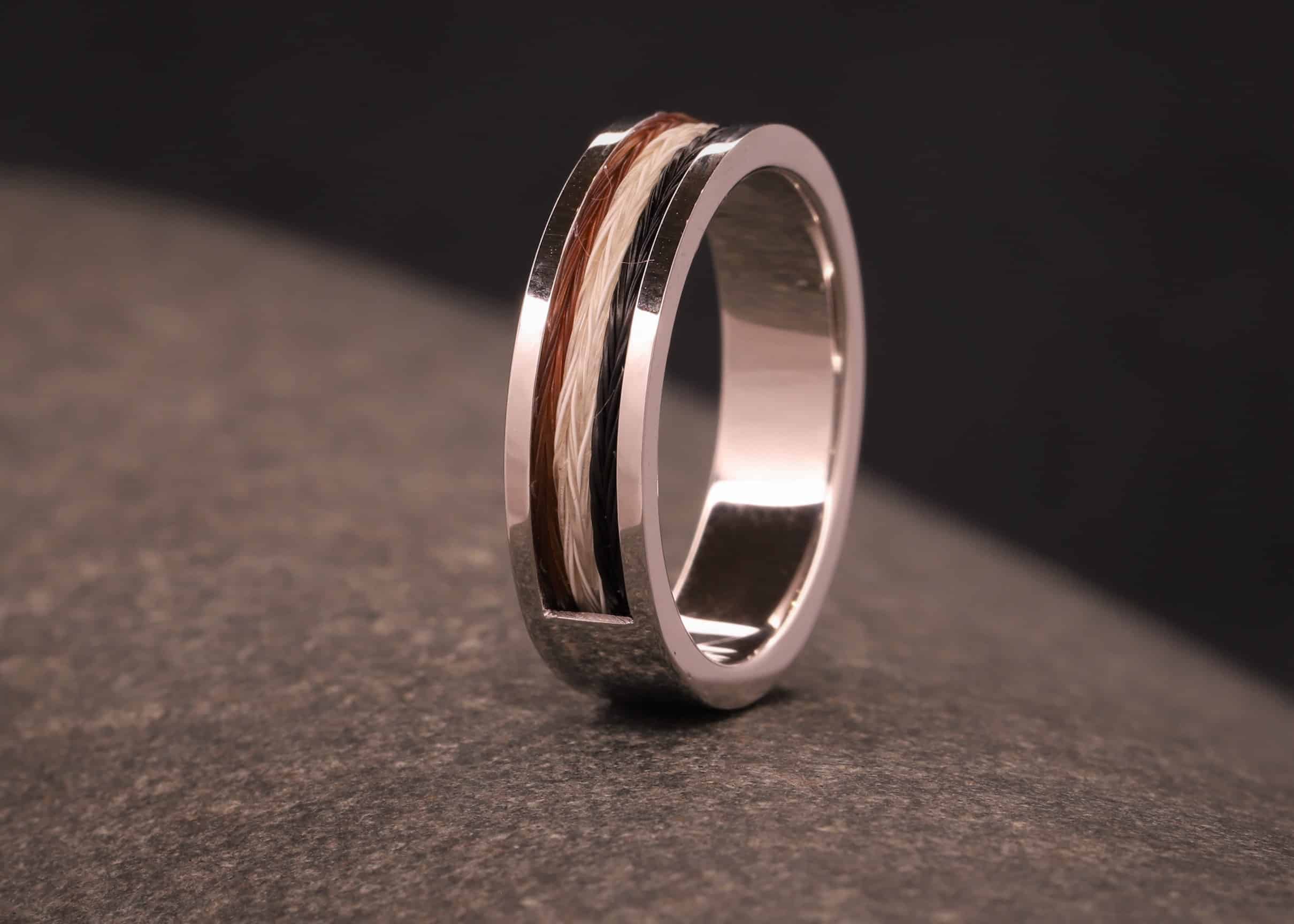 polierter ring aus weiß gold mit pferde haar aus aachen