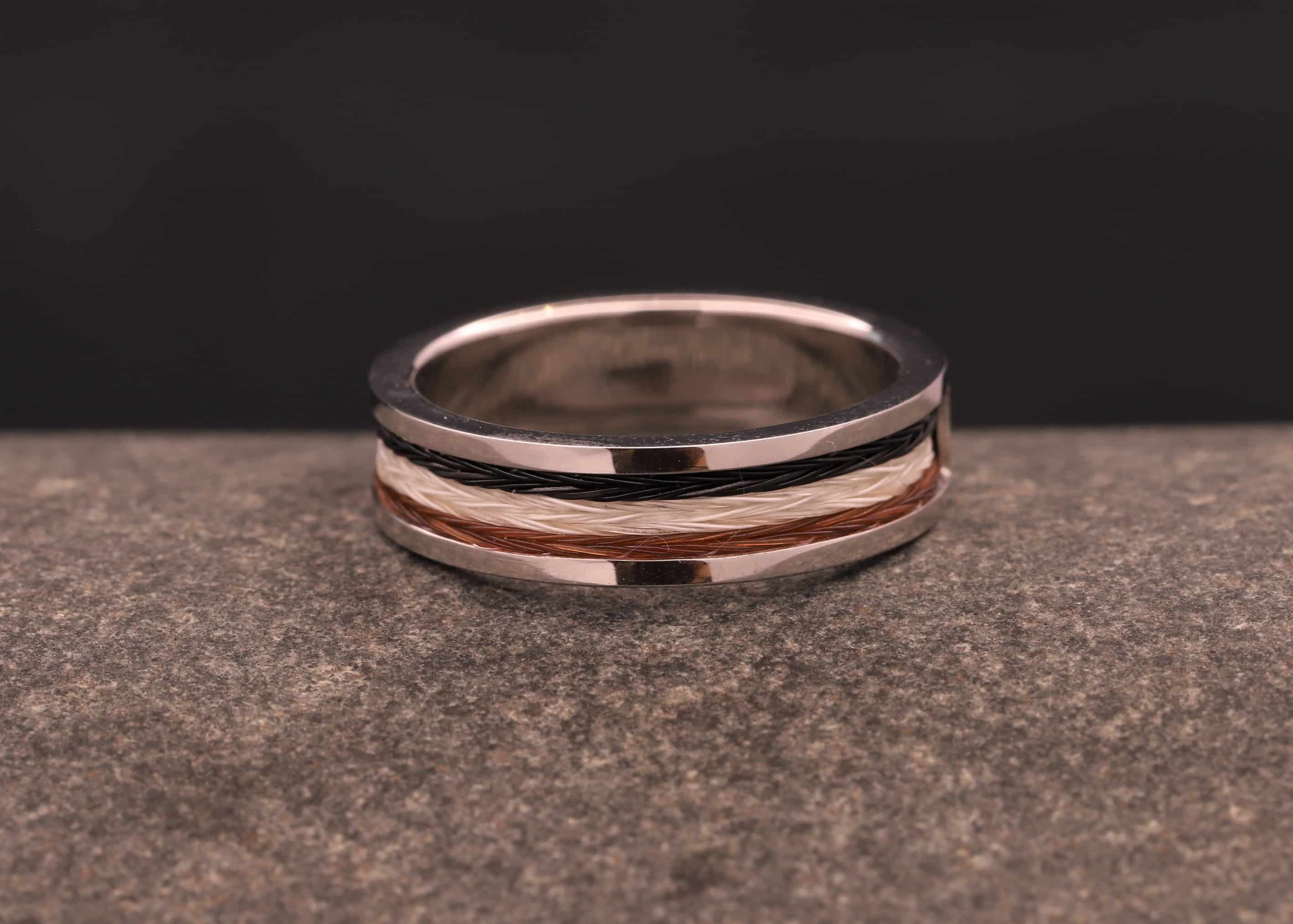 polierter ring aus weiß gold mit pferde haar aus aachen