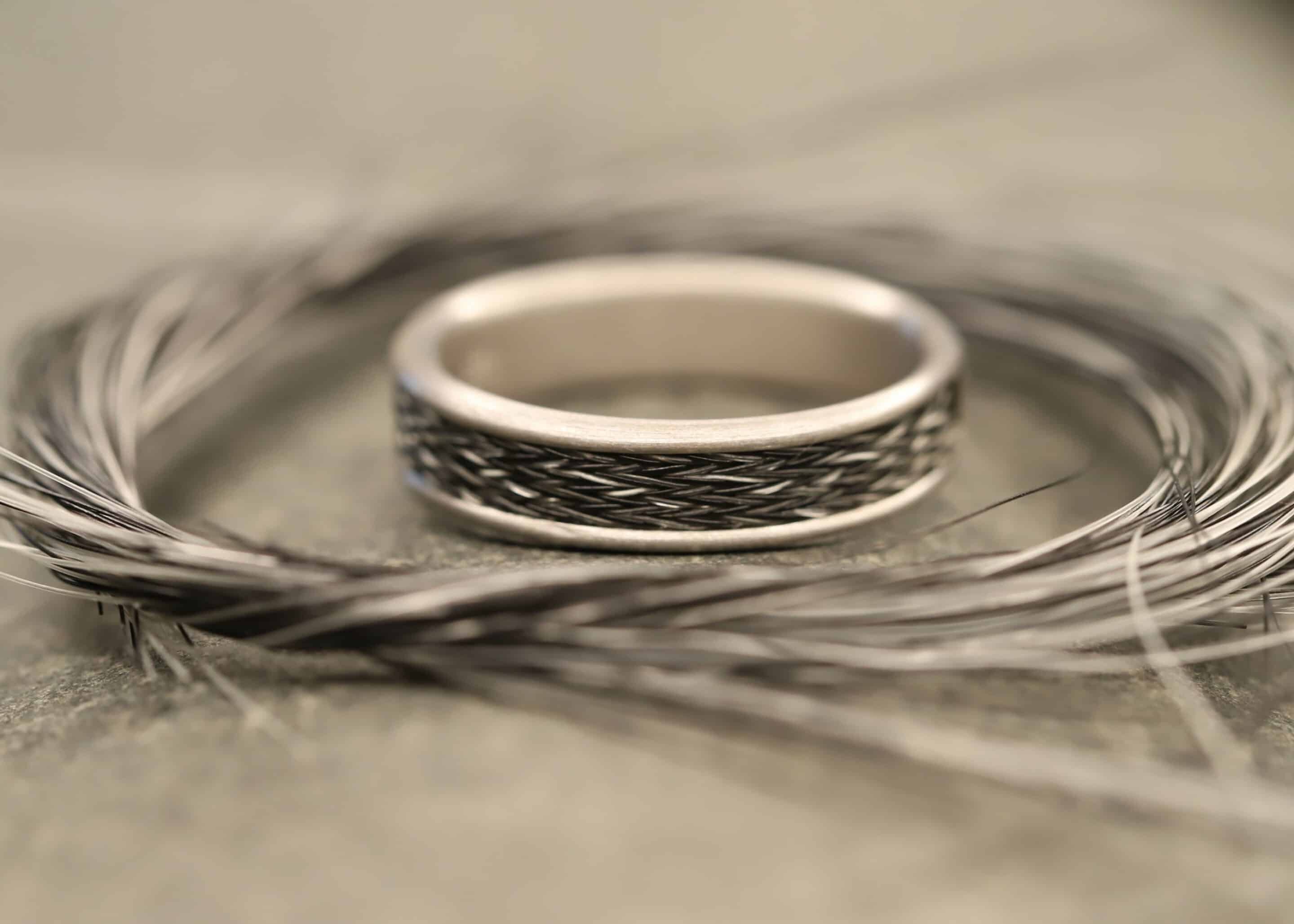 weiß gold ring komfort modell mit gewebten pferdehaaren angefertigt im schmuckgarten