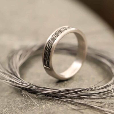 weiß gold ring komfort modell mit gewebten pferdehaaren angefertigt im schmuckgarten