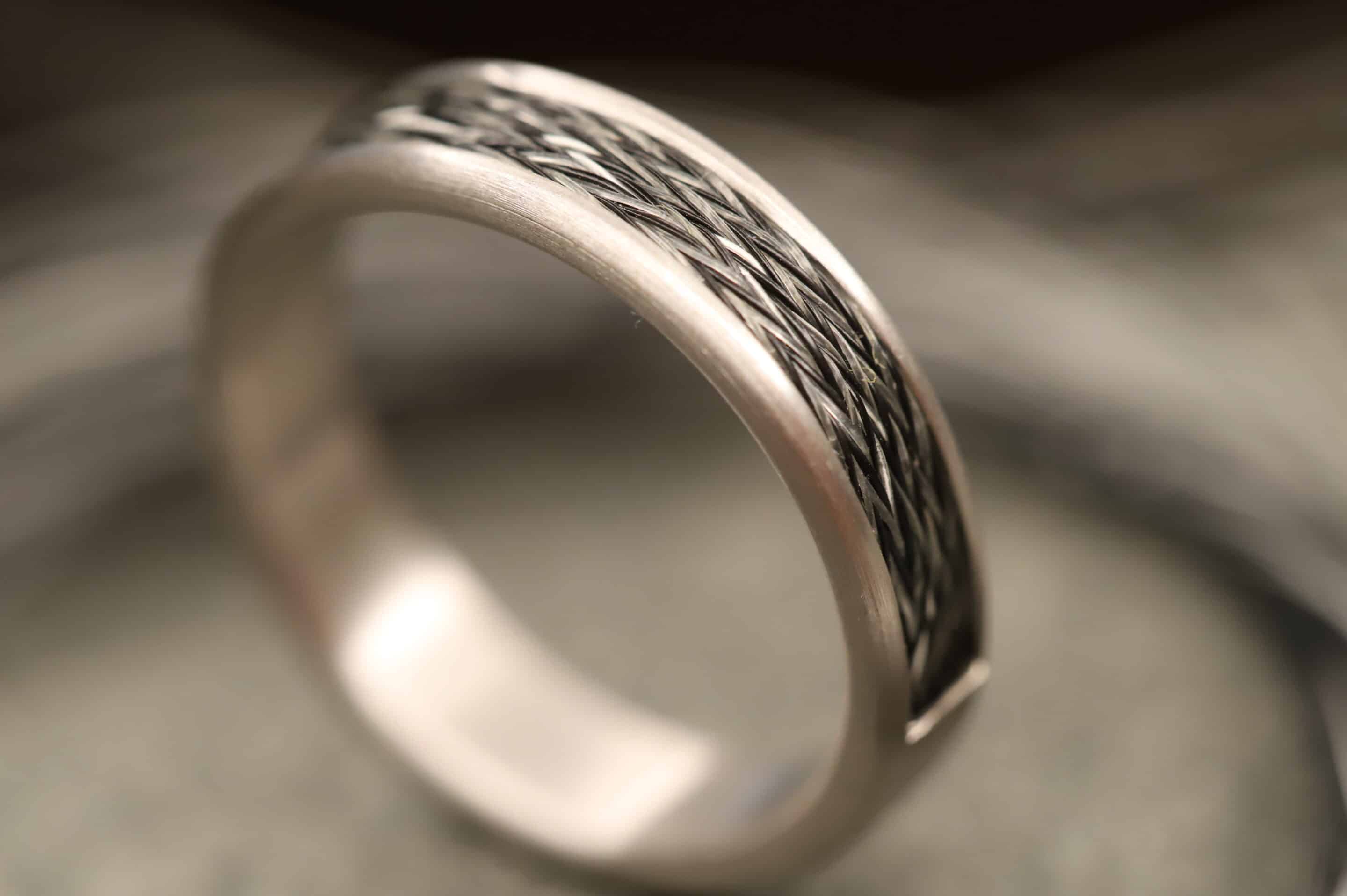 weiß gold ring komfort modell mit gewebten pferdehaaren angefertigt im schmuckgarten