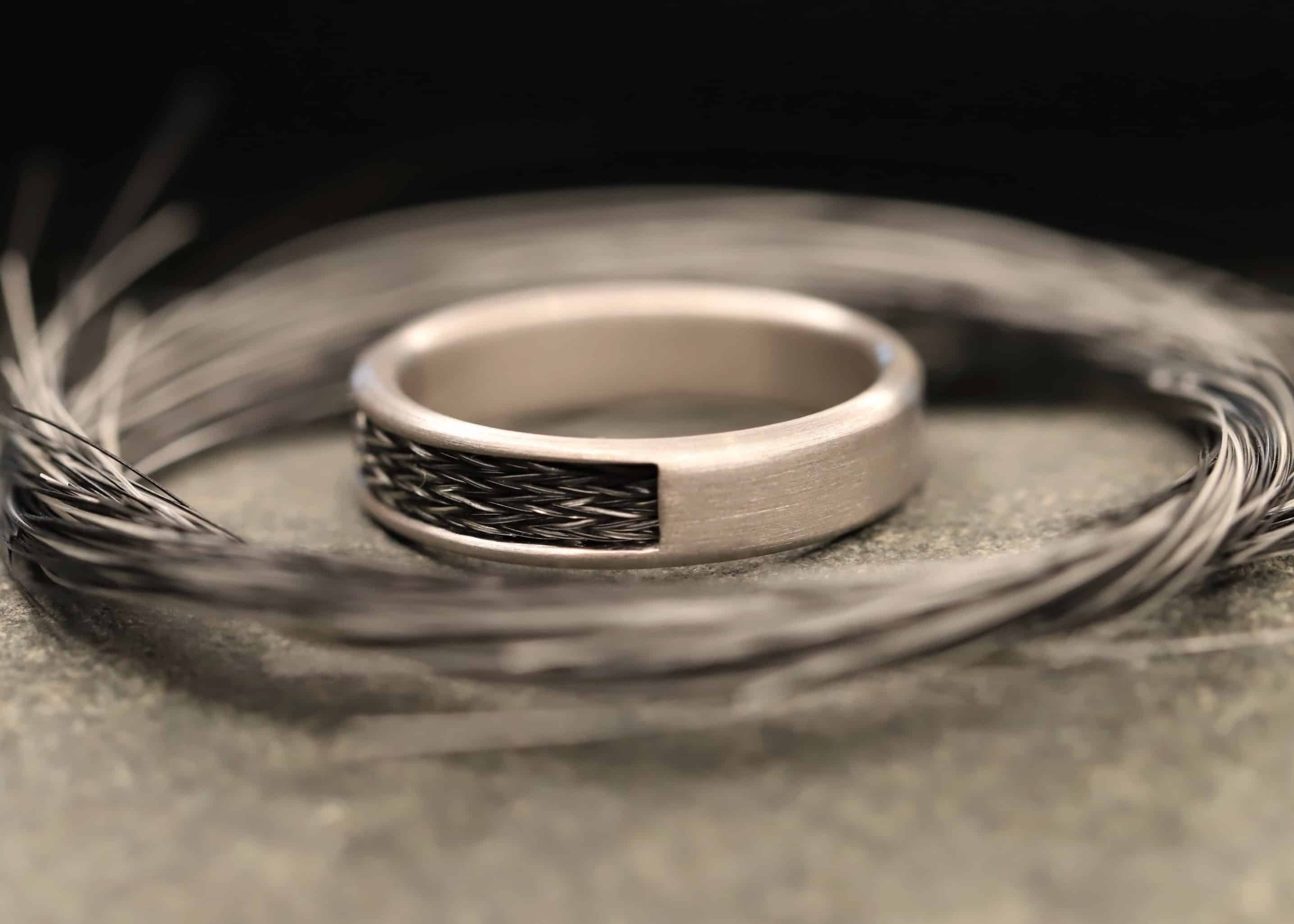 weiß gold ring komfort modell mit gewebten pferdehaaren angefertigt im schmuckgarten