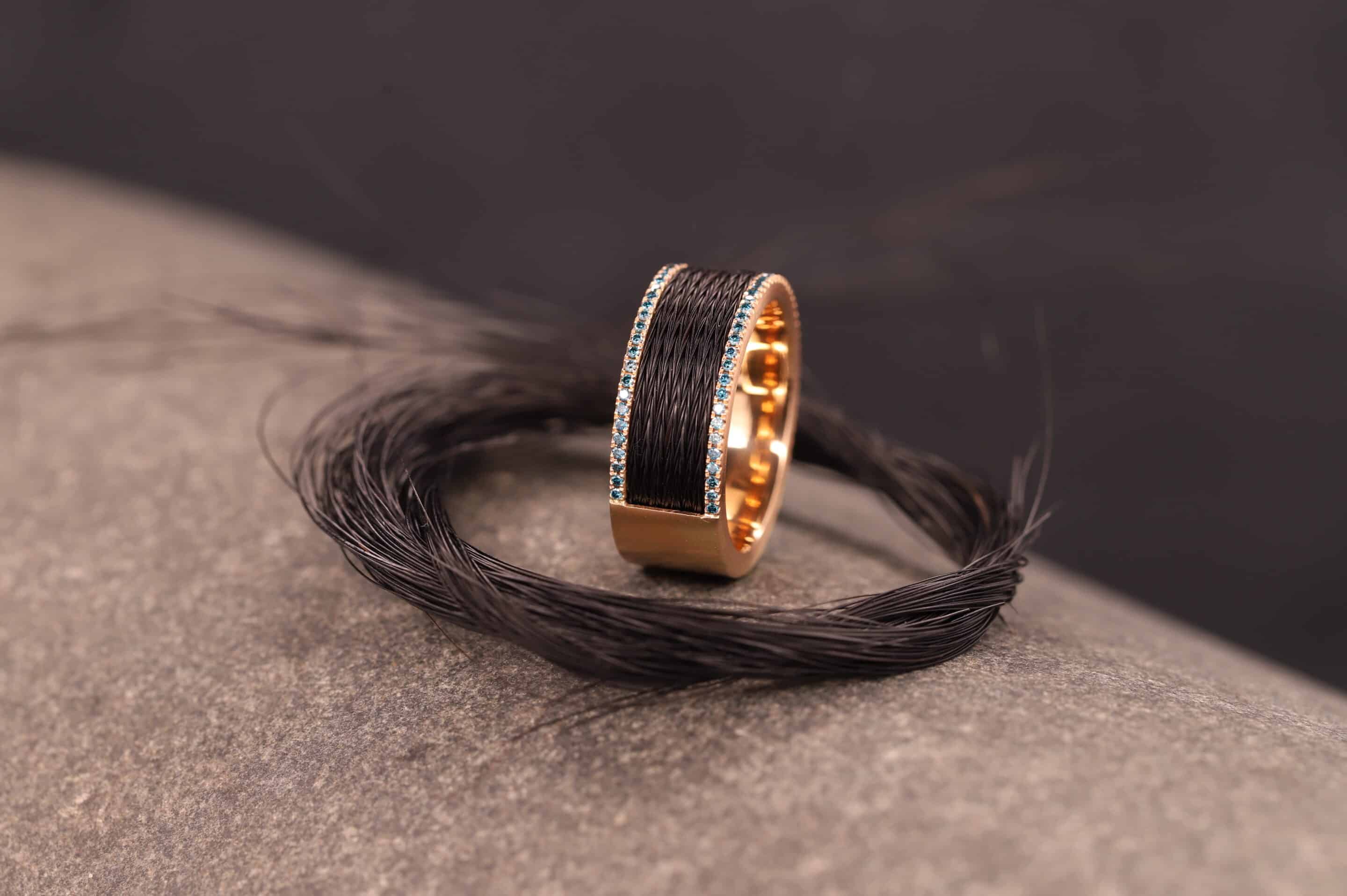 ring aus 585er rosegold mit blauen behandelten brillanten und pferde haar schmuckgarten