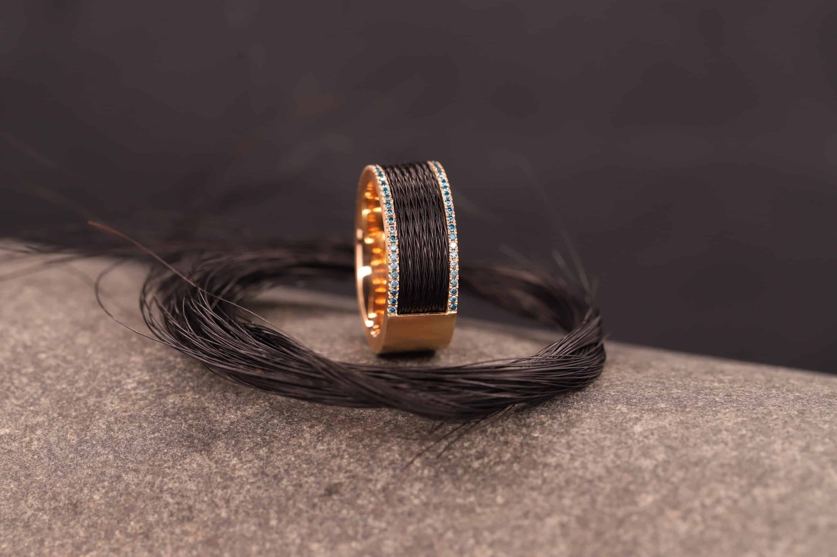 ring aus 585er rosegold mit blauen behandelten brillanten und pferde haar schmuckgarten