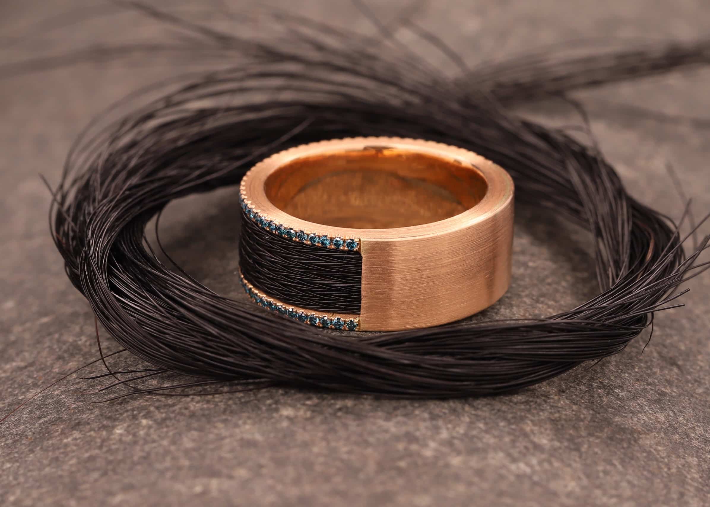 ring aus 585er rosegold mit blauen behandelten brillanten und pferde haar schmuckgarten