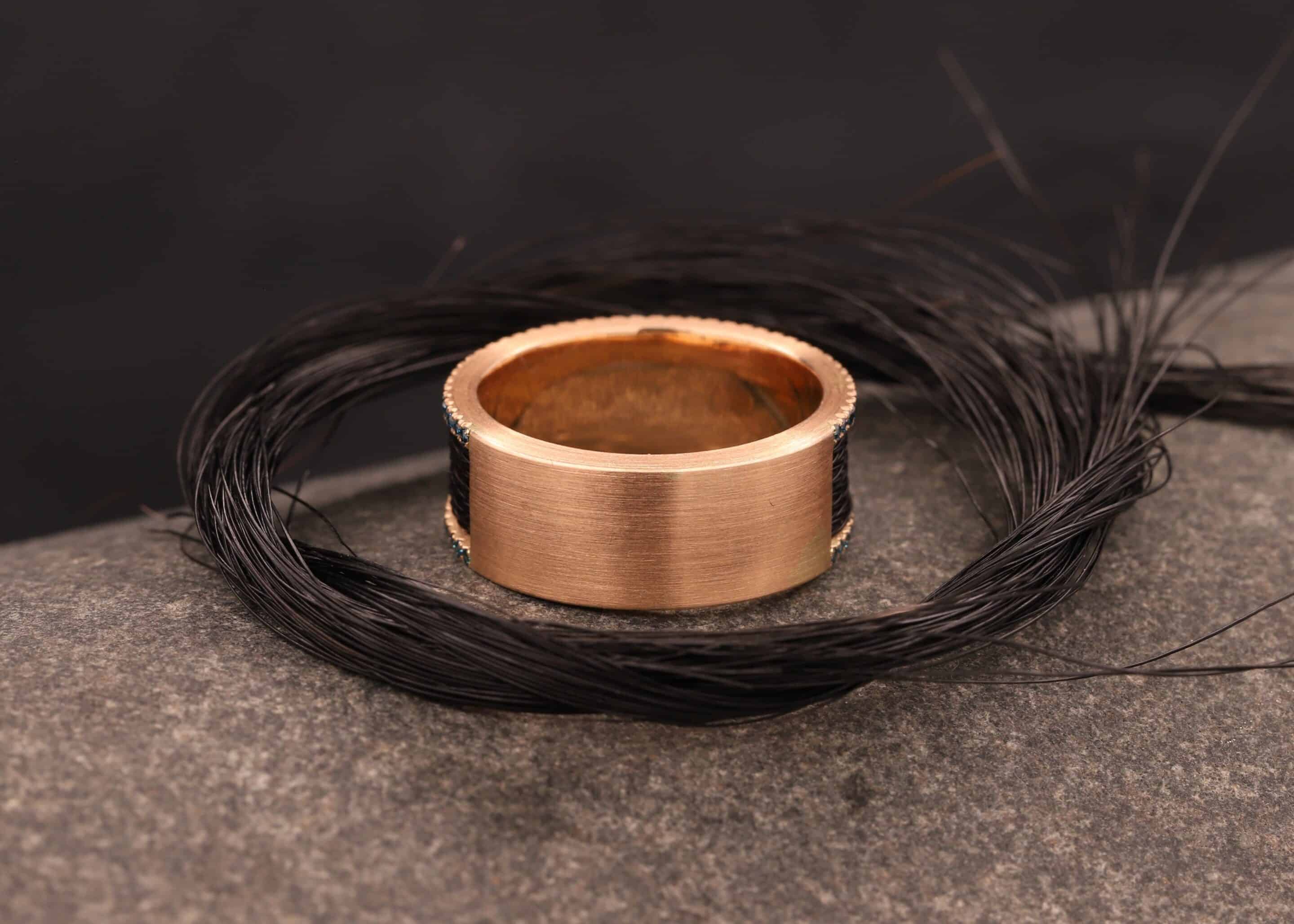 ring aus 585er rosegold mit blauen behandelten brillanten und pferde haar schmuckgarten