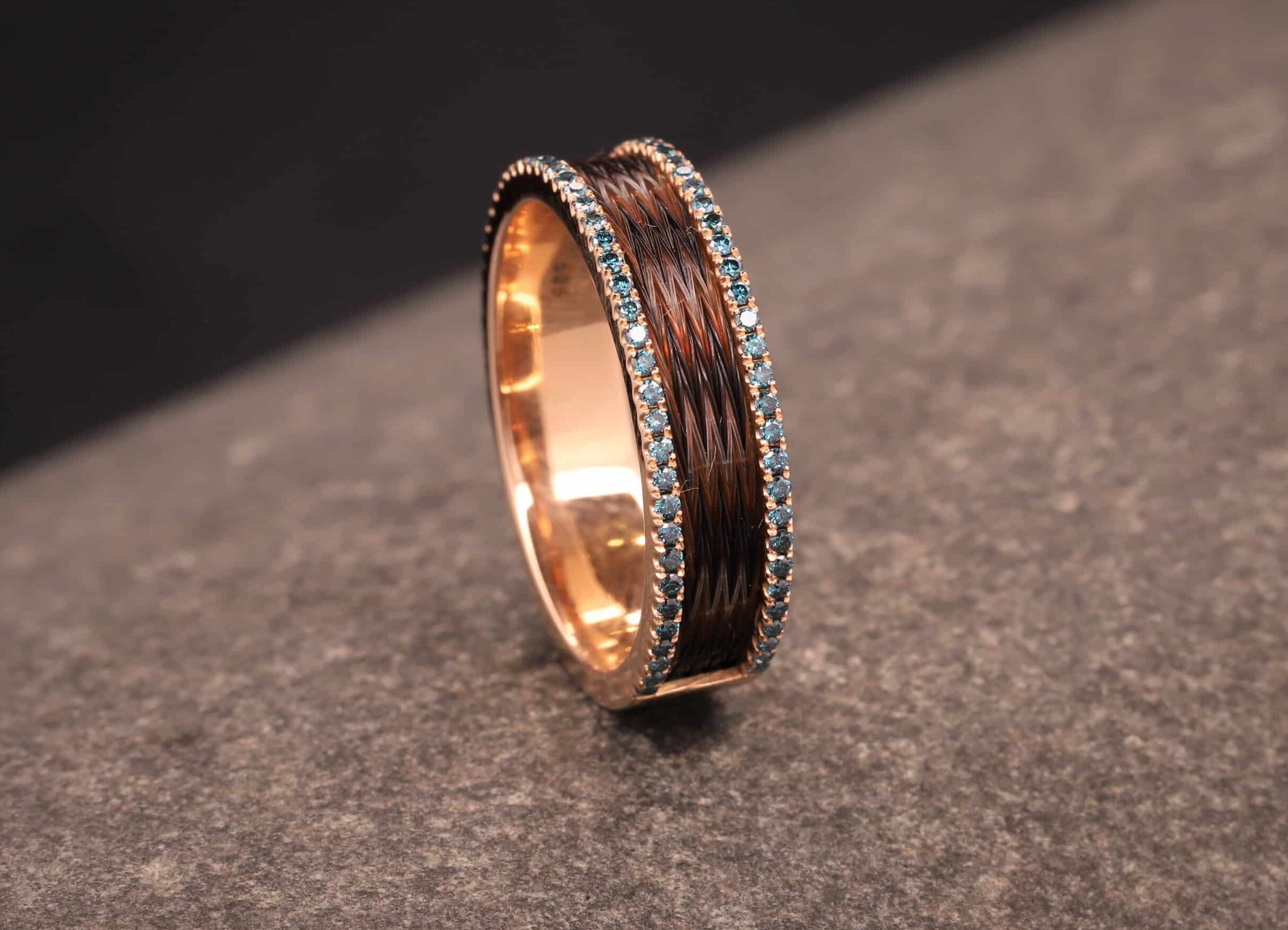 rose gold ring mit blauen brillanten und gewebten pferde haaren schmuckgarten