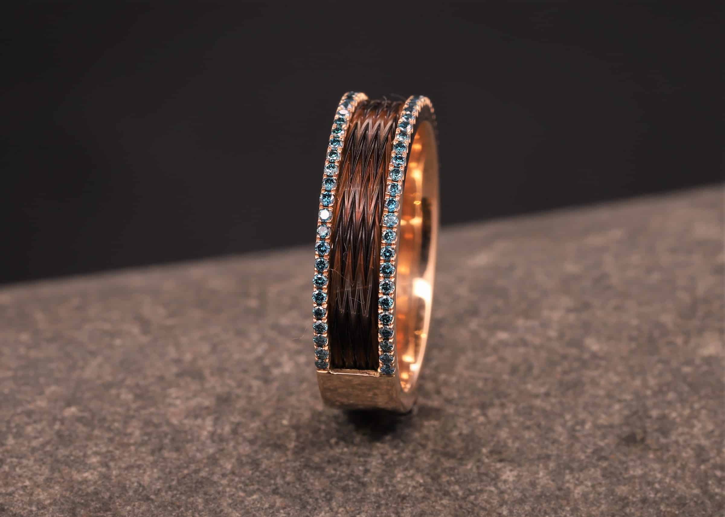 rose gold ring mit blauen brillanten und gewebten pferde haaren schmuckgarten