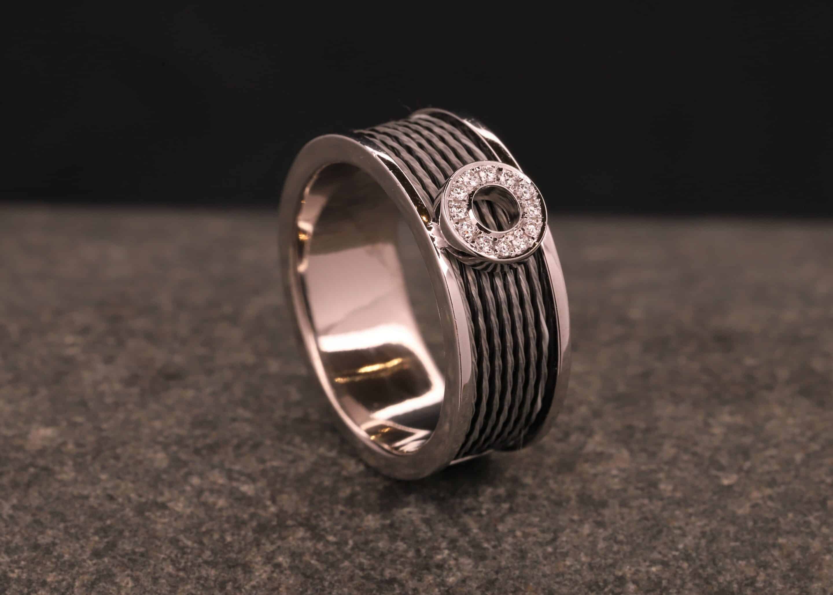 pferdehaar ring aus 585er weissgold mit kreis aus diamanten hergestellt im schmuckgarten
