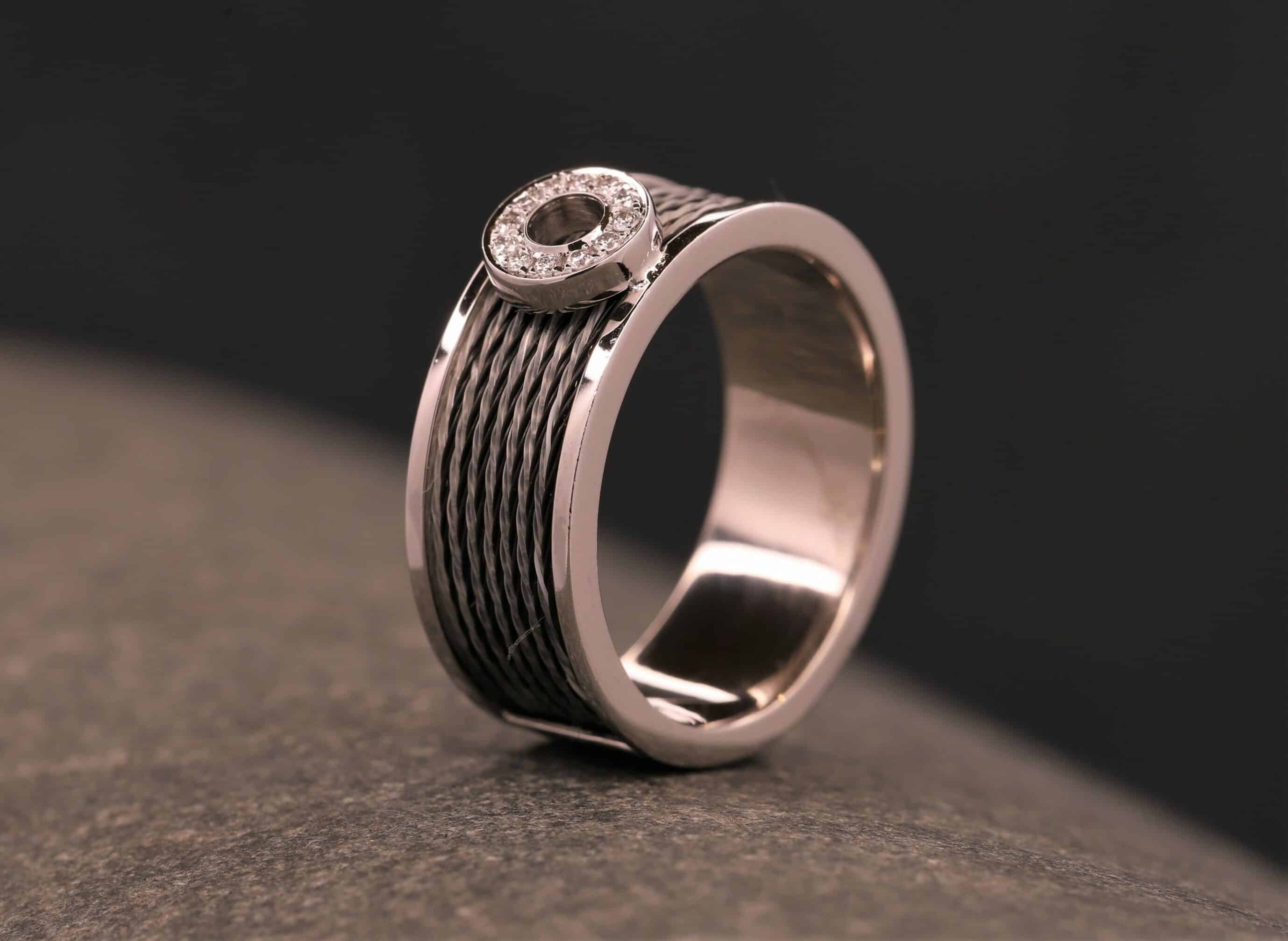 pferdehaar ring aus 585er weissgold mit kreis aus diamanten hergestellt im schmuckgarten