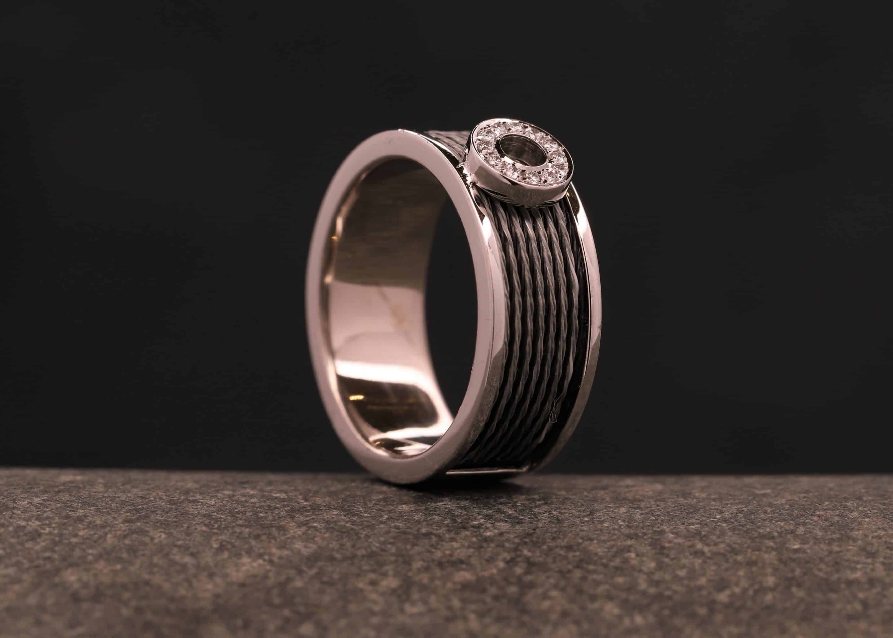 pferdehaar ring aus 585er weissgold mit kreis aus diamanten hergestellt im schmuckgarten