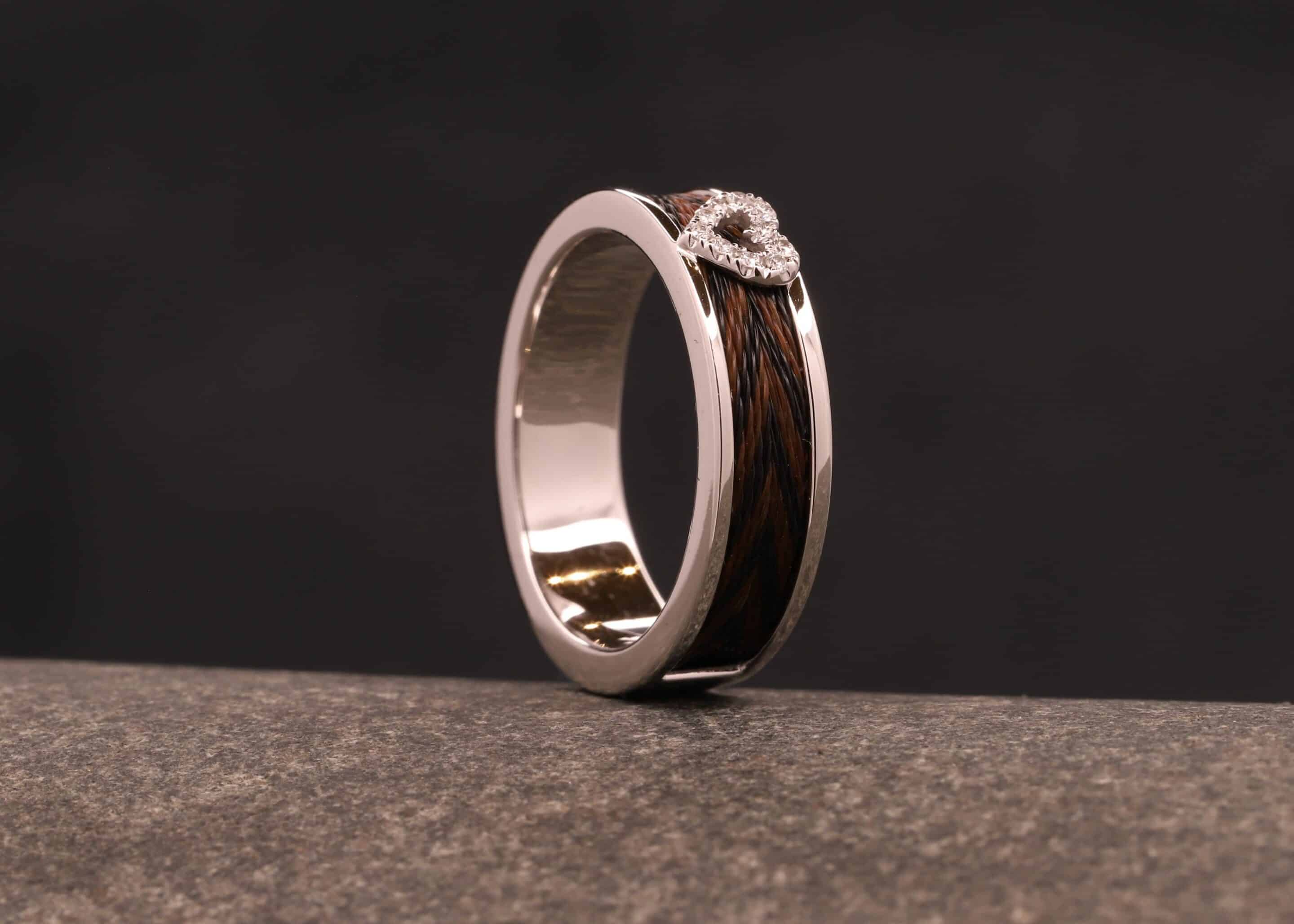 weiß gold ring mit herz mit brillanten ausgefasst und gewebten pferdehaaren angefertigt im schmuckgarten in stolberg