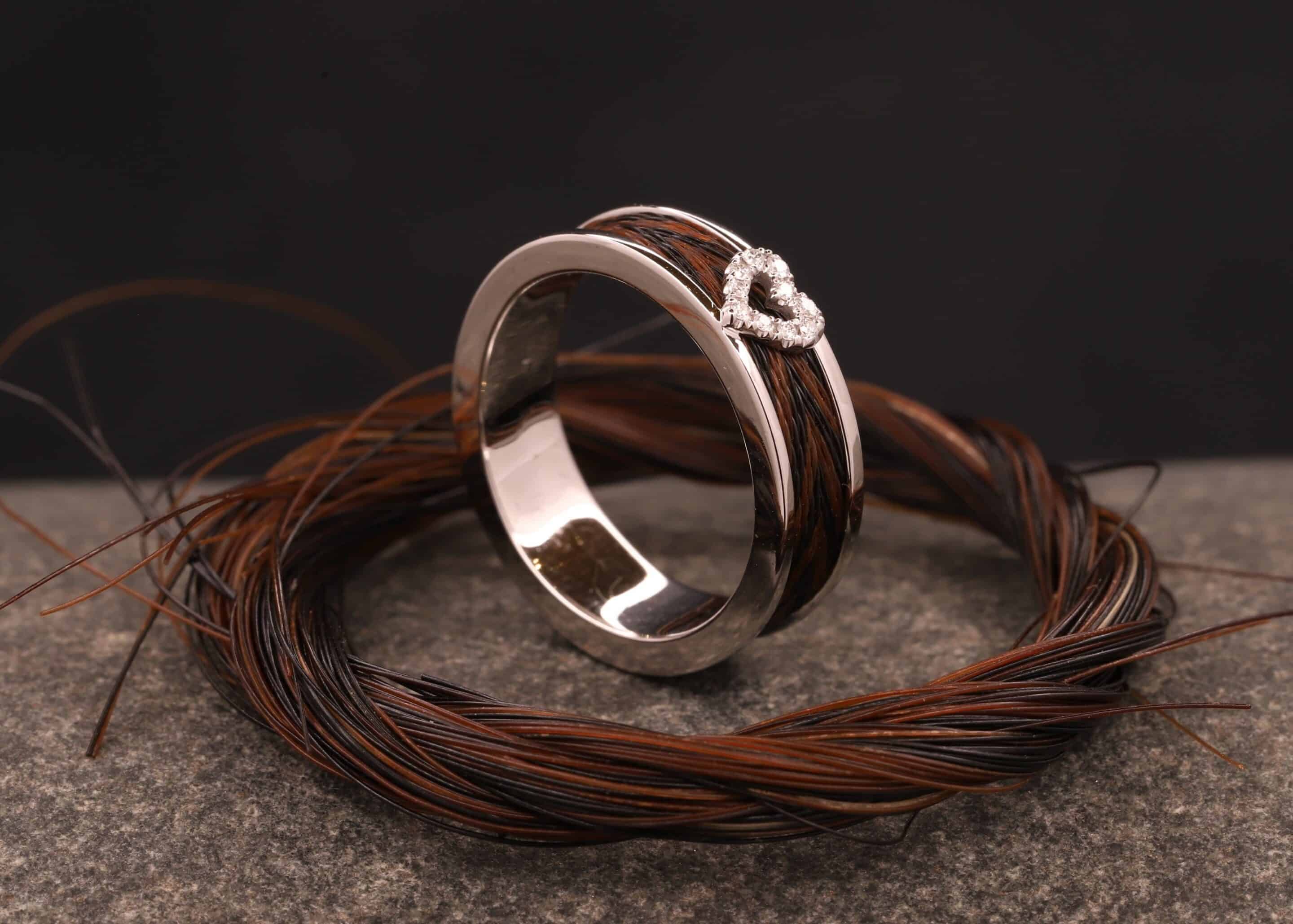 weiß gold ring mit herz mit brillanten ausgefasst und gewebten pferdehaaren angefertigt im schmuckgarten in stolberg