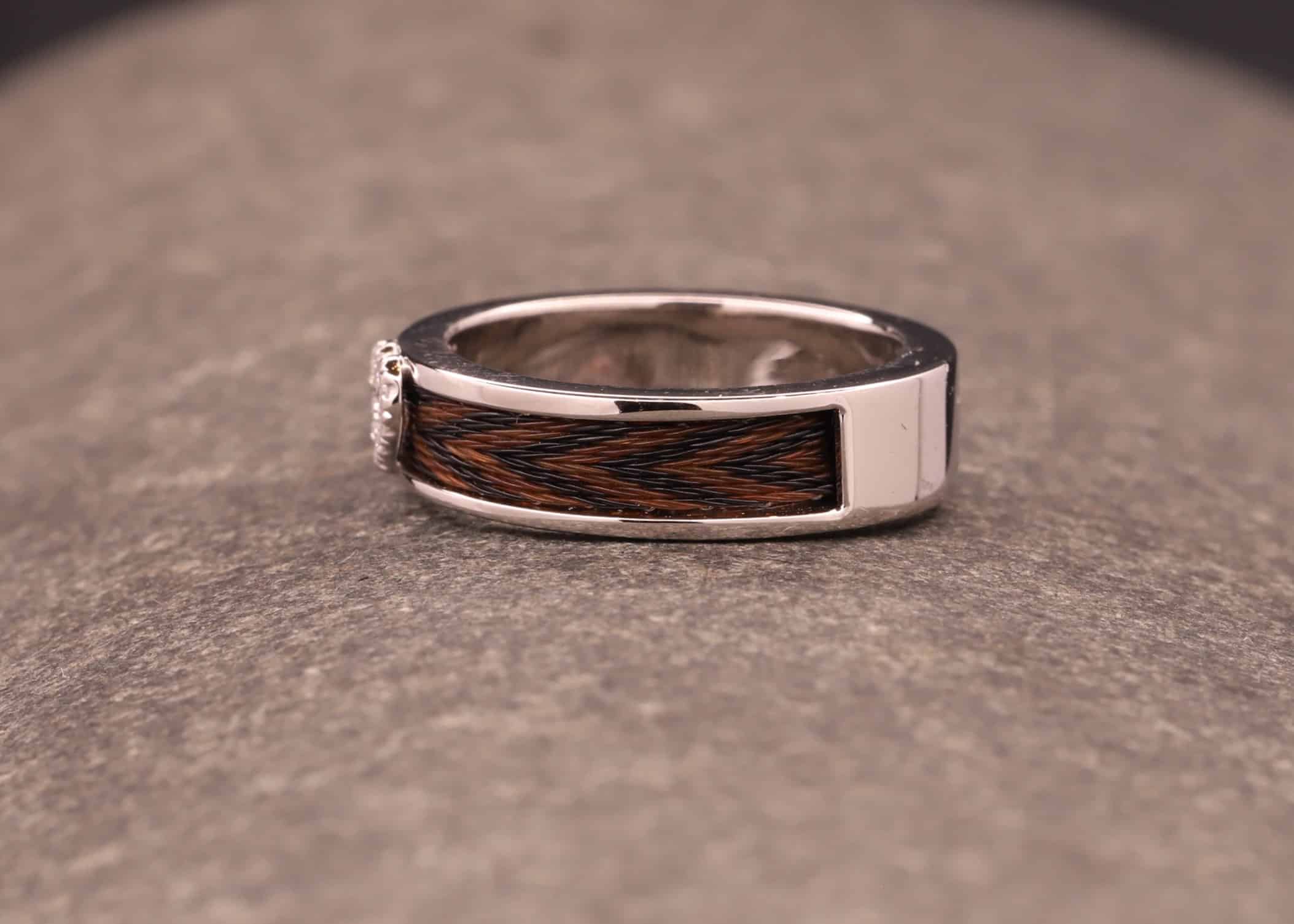 weiß gold ring mit herz mit brillanten ausgefasst und gewebten pferdehaaren angefertigt im schmuckgarten in stolberg