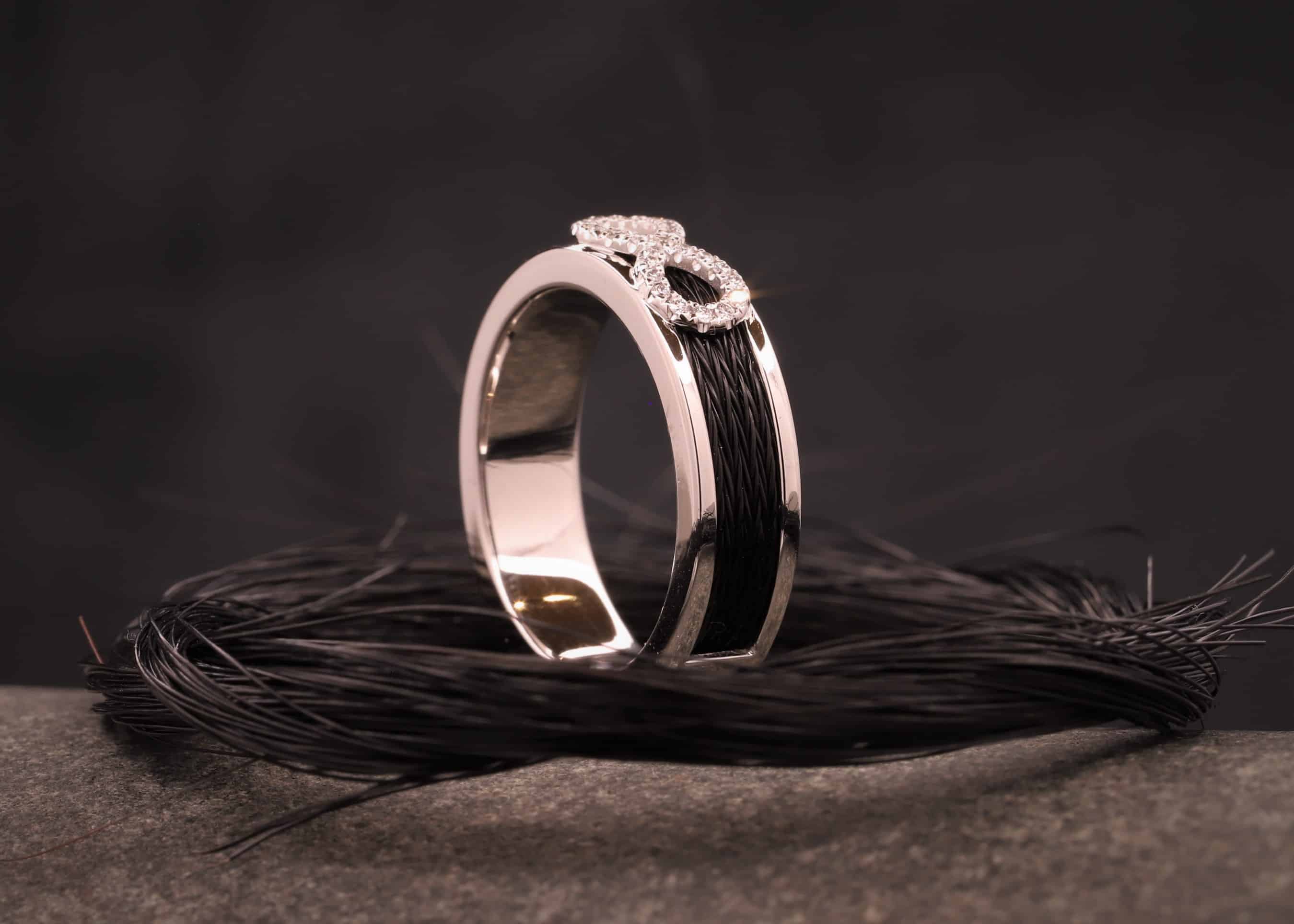 weiß gold ring mit unendlichkeitszeichen mit brillanten ausgefasst und gewebten pferdehaaren angefertigt im schmuckgarten in stolberg