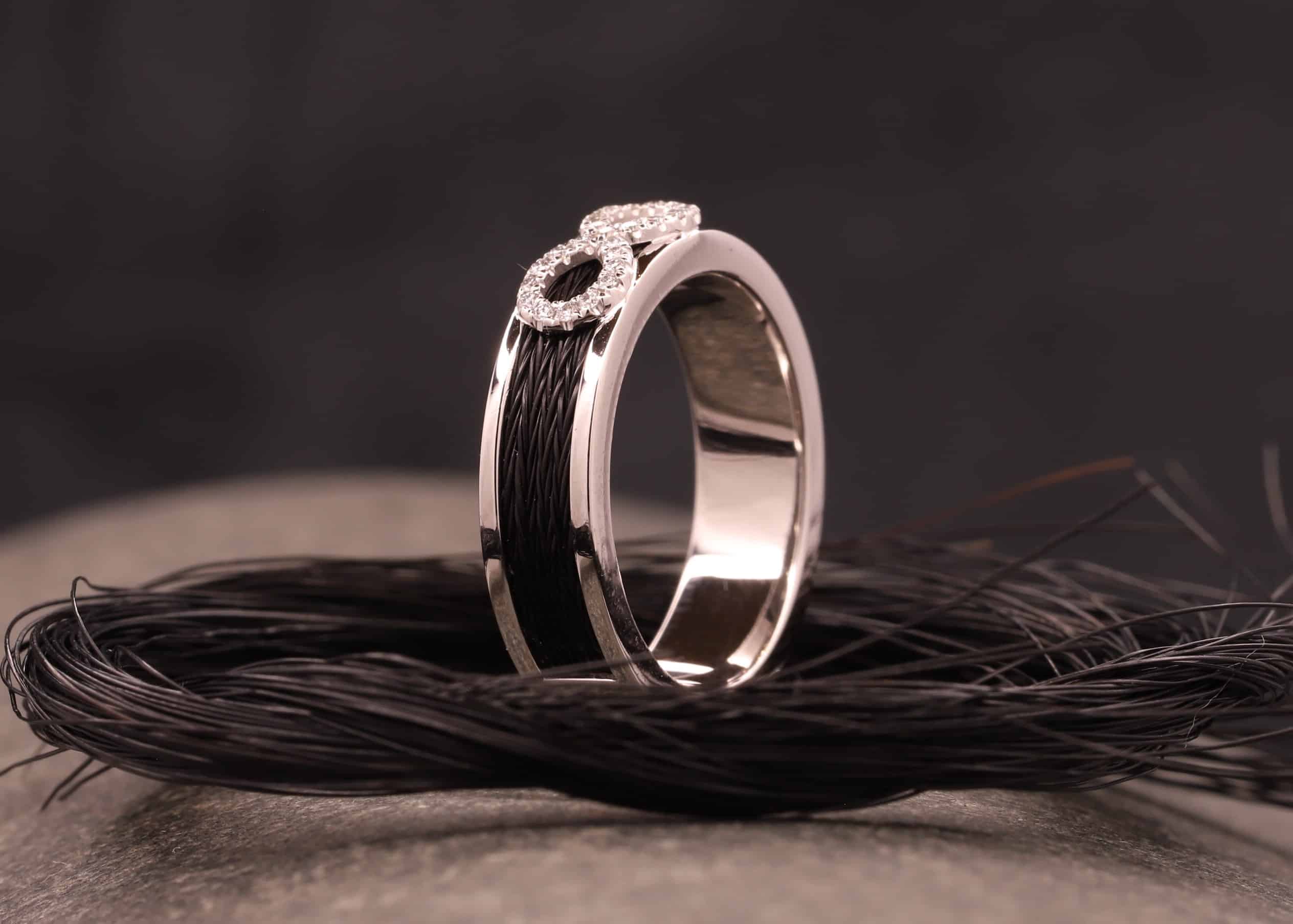 weiß gold ring mit unendlichkeitszeichen mit brillanten ausgefasst und gewebten pferdehaaren angefertigt im schmuckgarten in stolberg