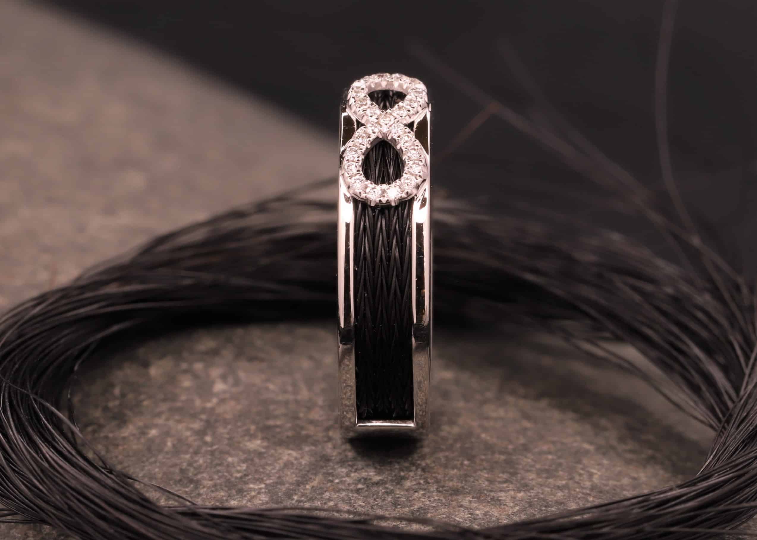 weiß gold ring mit unendlichkeitszeichen mit brillanten ausgefasst und gewebten pferdehaaren angefertigt im schmuckgarten in stolberg