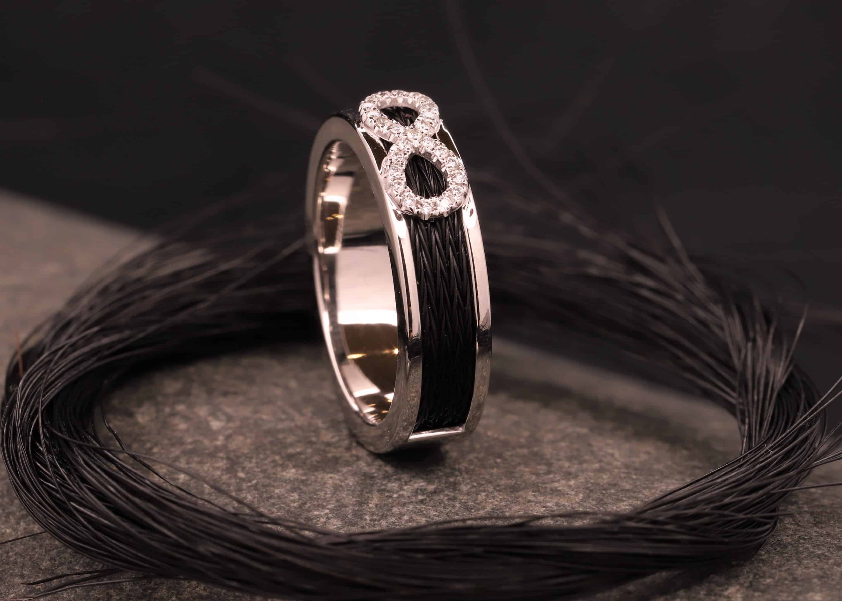 weiß gold ring mit unendlichkeitszeichen mit brillanten ausgefasst und gewebten pferdehaaren angefertigt im schmuckgarten in stolberg