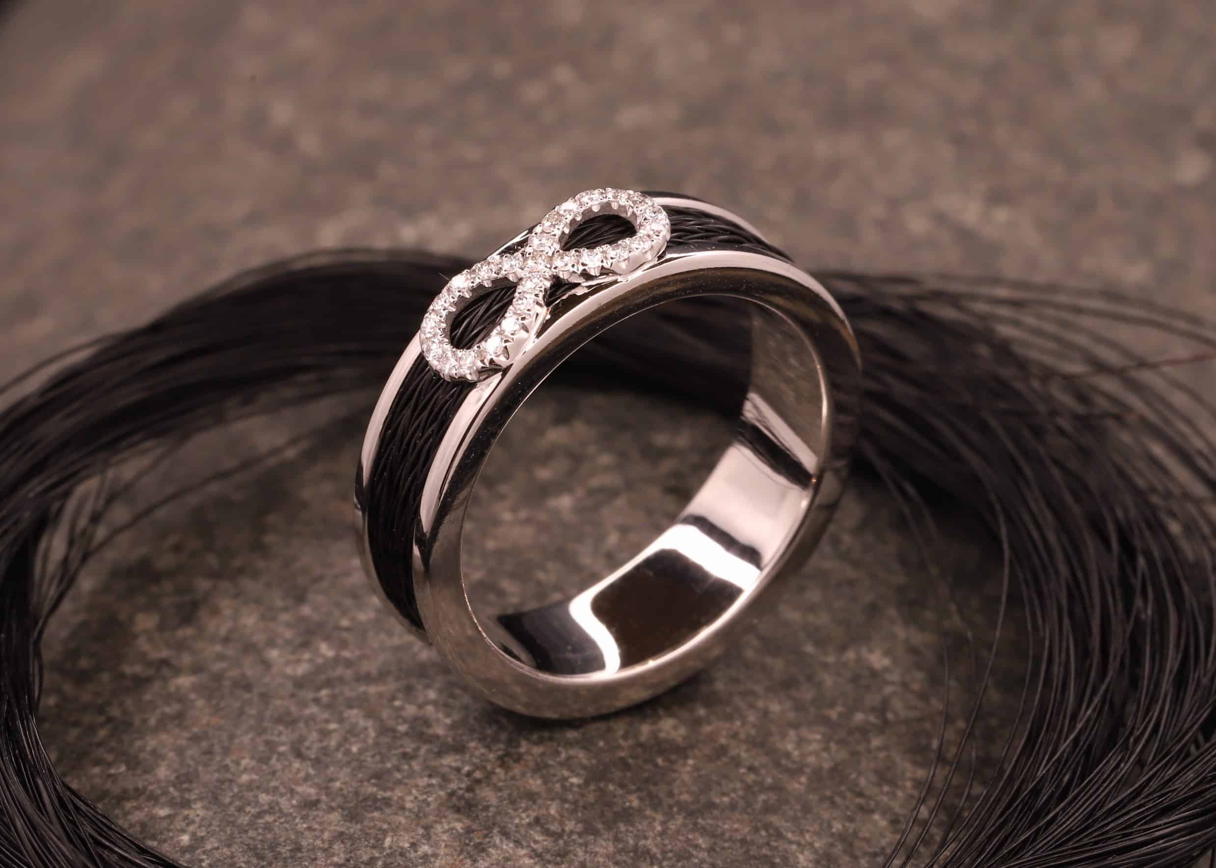 weiß gold ring mit unendlichkeitszeichen mit brillanten ausgefasst und gewebten pferdehaaren angefertigt im schmuckgarten in stolberg