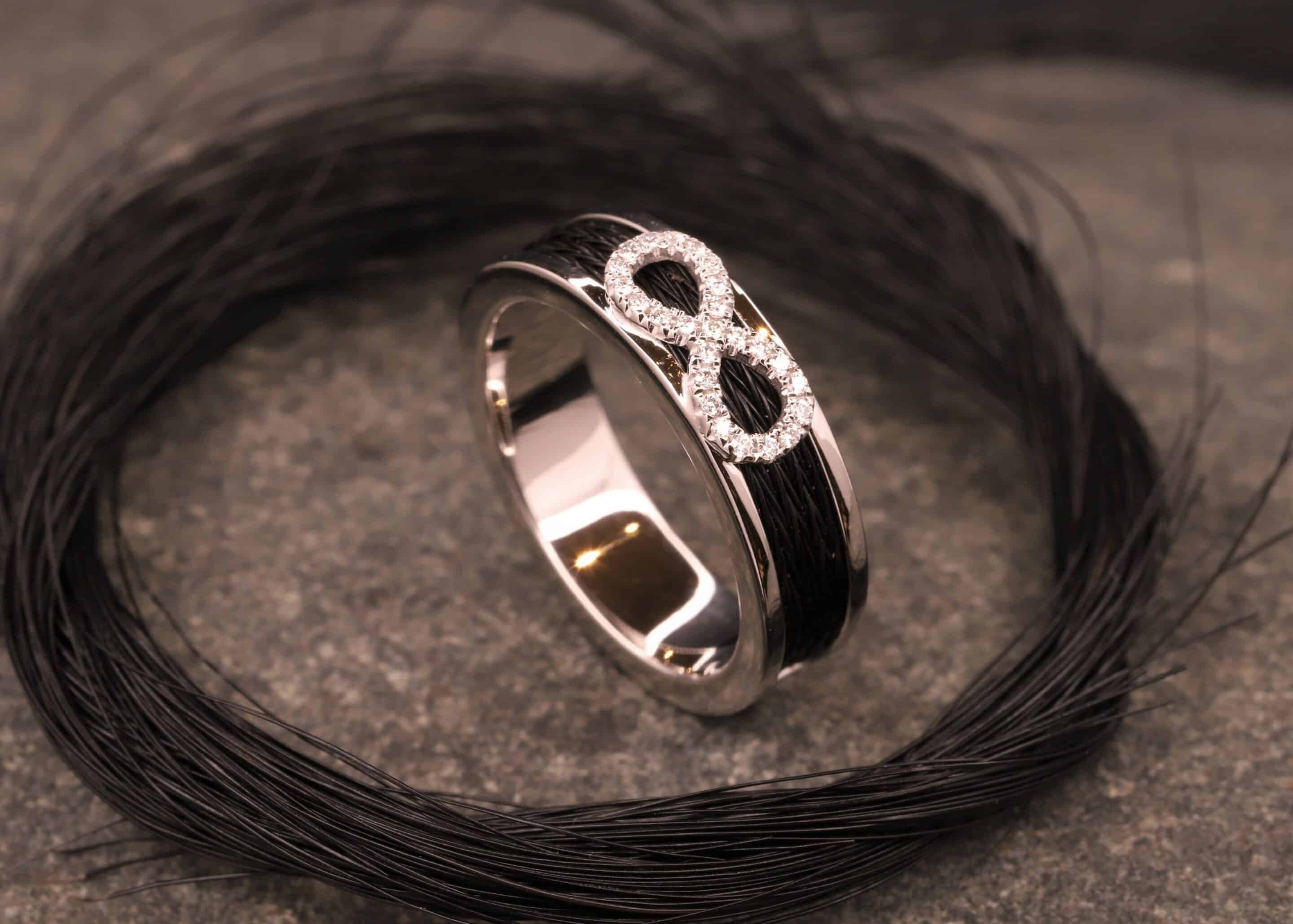 weiß gold ring mit unendlichkeitszeichen mit brillanten ausgefasst und gewebten pferdehaaren angefertigt im schmuckgarten in stolberg