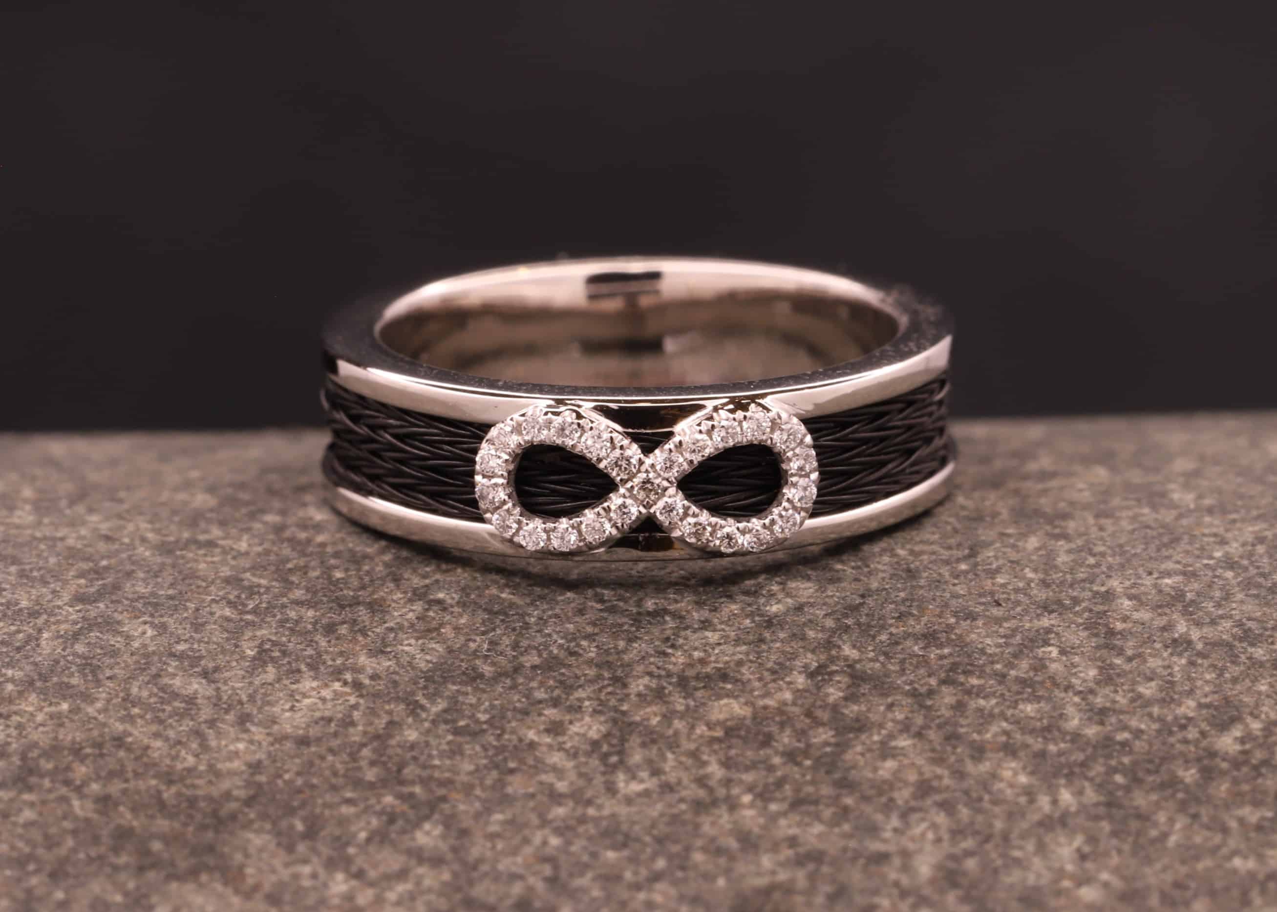 weiß gold ring mit unendlichkeitszeichen mit brillanten ausgefasst und gewebten pferdehaaren angefertigt im schmuckgarten in stolberg