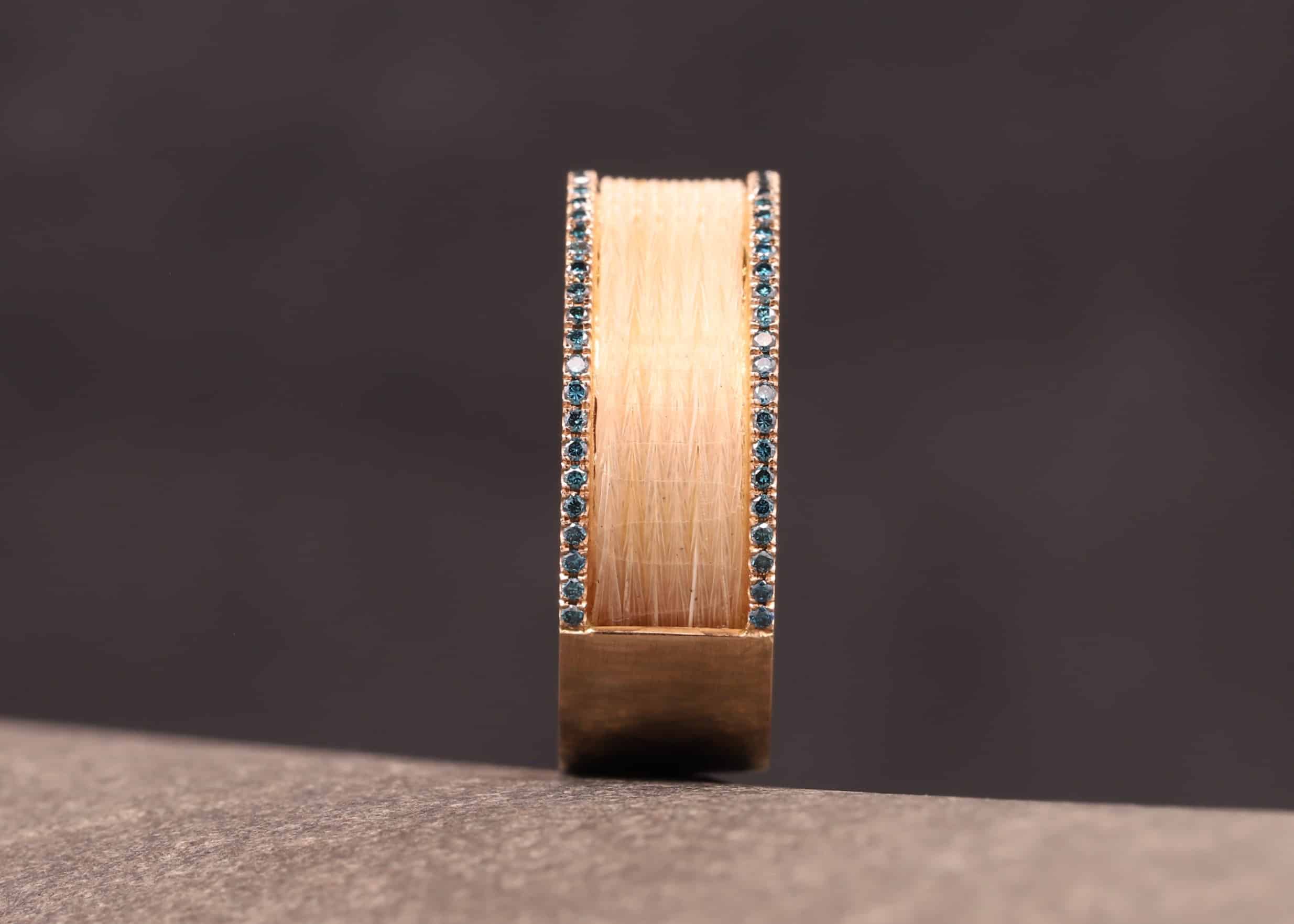 ring aus 585er rosegold mit blauen behandelten brillanten und pferde haar schmuckgarten